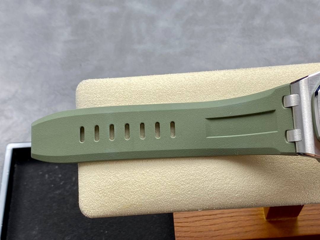 🚀爱彼15720st 搭载全新定制一体机cal.4308机芯(非各种日本机改板），整体腕表尺寸42x141.2mm, aps不惜高成本开发一体机，原装开模，让复刻高度更进一步💯 ❶机芯:机芯采用定制一体机cal.4308机芯并非市面上普通版本夹板机，日历瞬跳功能所有齿轮均真实可动并非装饰，机芯采用CNC刻字更清晰更立体 ❷表壳:dps原装开模，拆解正品原装数据,3D立体建模，使其尺寸比例与原装完全一致,所有配件与原装通用互换，表壳笔直的拉丝工艺和棱角分明的表壳完美融合❸表带:经过2年的试错，不断提升工艺和品质，最终达到原装无二的效果,无论从颜色材质、和工艺都能媲美专柜表带,可以与原装互换 ❹头粒:采用与原装同步的一-键快拆式按钮使表带可以轻松一键拆卸，表扣同样也是采用一键快拆式设计，可以通用正品