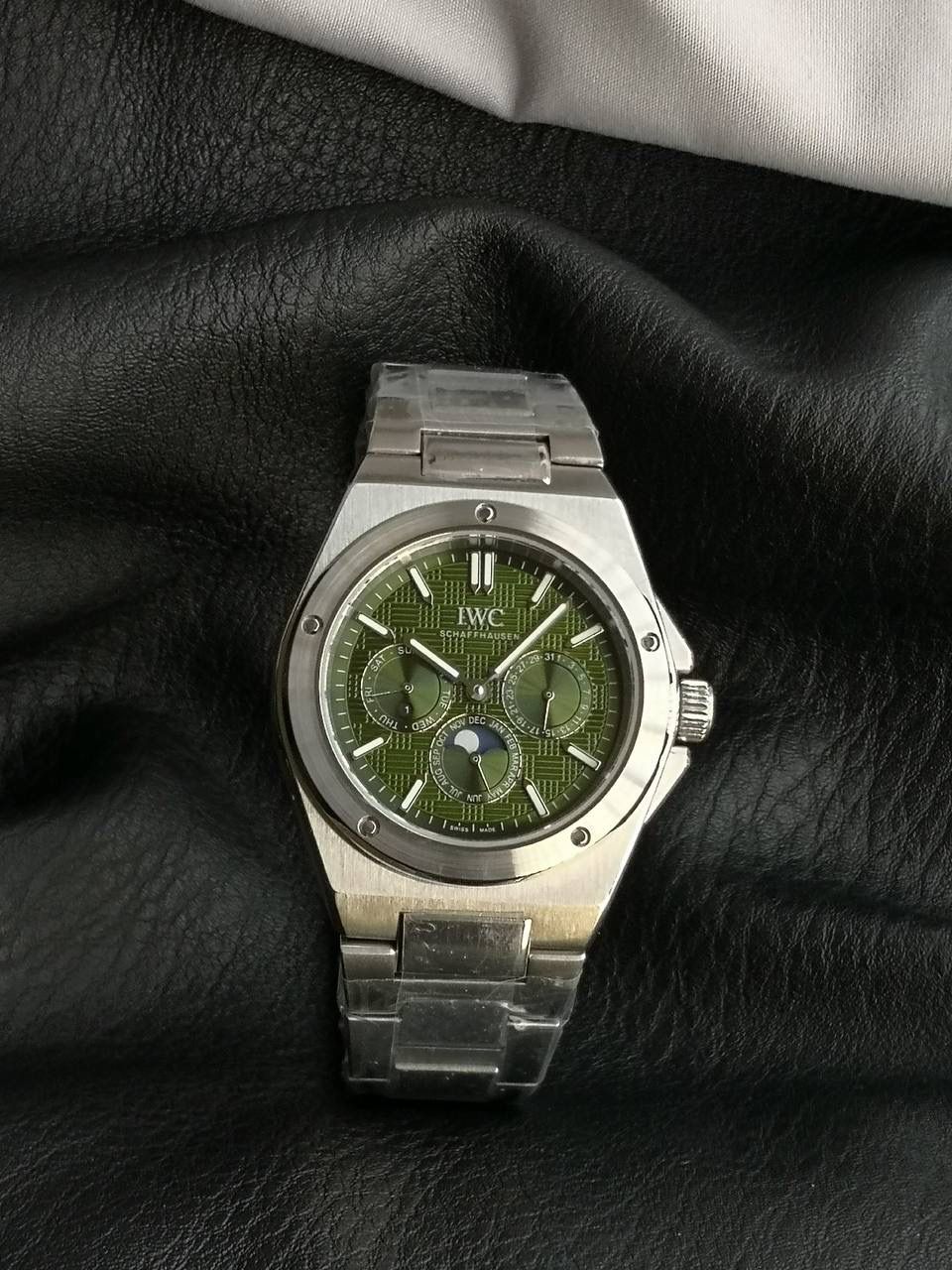 万国工程师系列万年历腕表，复刻界最复杂的腕表，所有功能同步原装，所有功能调节通过把头控制. 1⃣️【功能介绍】3点钟位置显示日历，9点钟位置显示星期，6点钟月份月相指针显示。 2⃣️【做工精细】外壳采用原版同样的三件套结构，中间拉丝，上下壳为抛光，镜面采用高成本的锅盖形蓝宝石，使其质感提升。 3⃣️【机芯性能】尺寸41.6mm,机芯采用天津机芯改82600，高效稳定，动力时间长达72小时以上，进行加装复杂的万年历模块，而且同步所有功能实现同步原装通过把头调节。 4⃣️【⚠️注意事项】由于万年历模块十分复杂在出货前都会调准时间，客户收到直接上链上手佩戴即可，⚠️请不要轻易乱调，由于机芯加装升级功能，调节需慢慢按调。