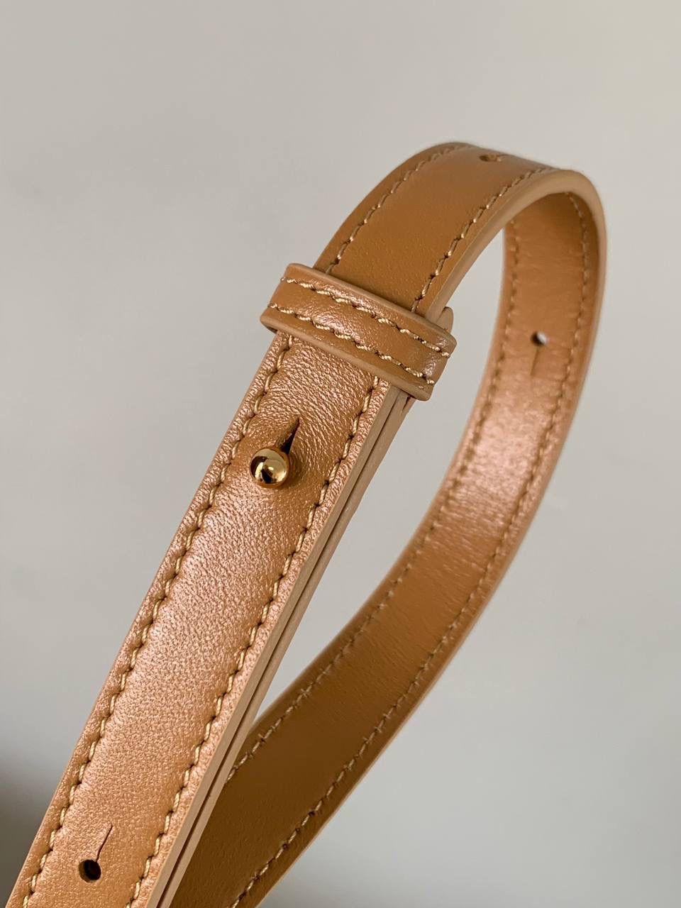 🎈褶皱羊皮福袋 —【👉🏻中号棕色到货】 编码：052028 尺寸：𝟑𝟎-𝟐𝟒.𝟓-𝟏𝟎.𝟓𝐜𝐦 ✅新款福袋采用进口纳帕小羊皮经过手工裁剪、缝合和缝制而成，🉑拆卸🉑调节肩带，多样化背法，容量超大，手感超舒适👍 ✅独家品质，对版细节，全套礼盒🎁给你满满的仪式感👍