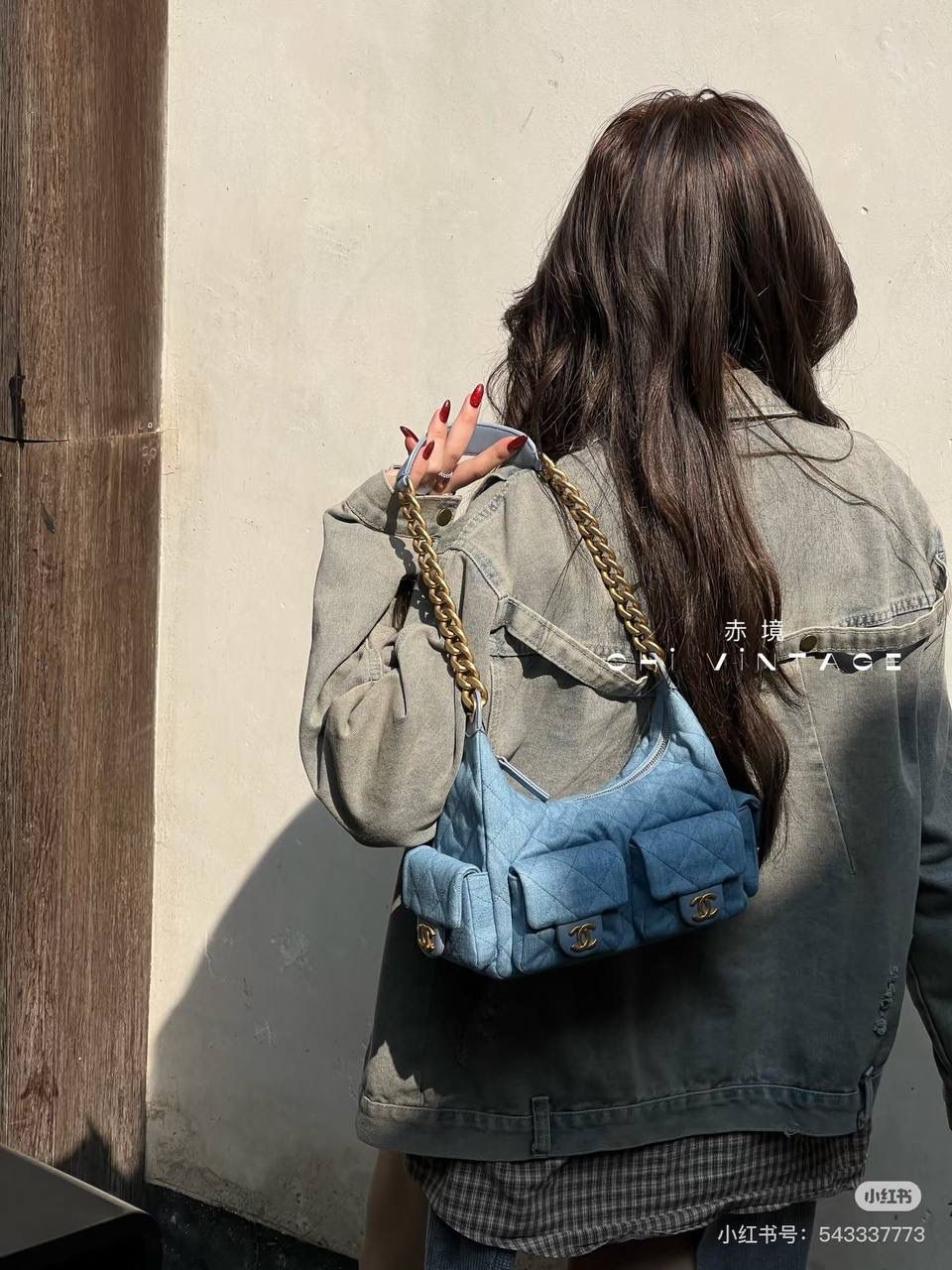 25C Hobo丹宁牛仔大號雙肩包鑒定版👜 一包一碼 支持全球鑒定查驗身份證原廠專G Fashion Art意大利過關清單資料可査詢 25C這一季人氣王者hobo丹寧牛仔，低飽和度牛仔淺藍，超級養眼，可甜可颯！ Jennie同款火到出圈，不管是簡約設搭配還是精緻小女人，都能瞬間提升整體的時髦度！ 五金：厚镀24K复古金 皮料：意大利Fashion Art牛仔 尺寸：27*35*18cm