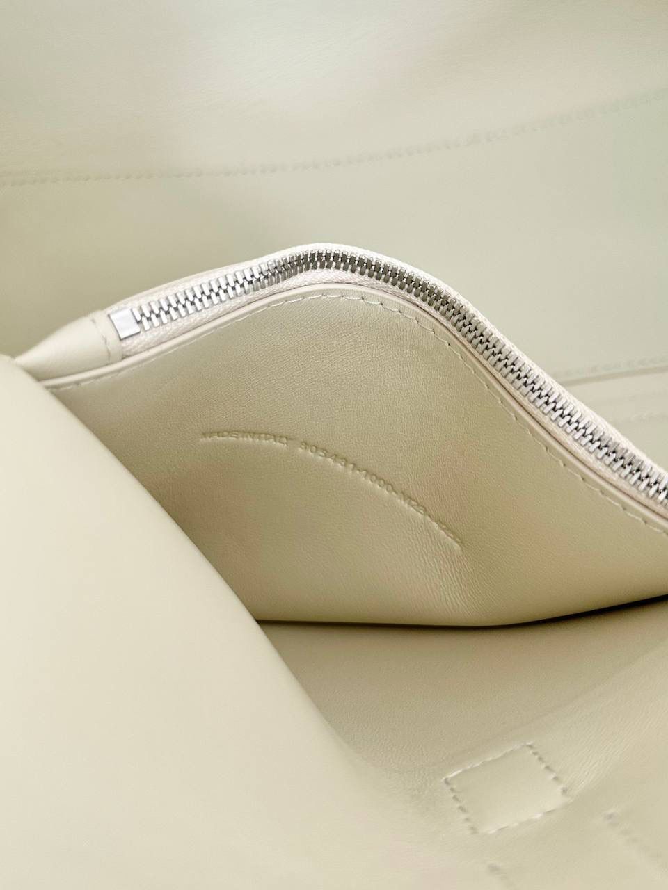 销量王🔥 ba1enciaga bel air 奶白银中号🖤 新发手袋，火力全开 B家这季是打算了H家杠上了哈哈哈！ 我想说的是，从rodeo开始，B家就赢麻了 这个bel air是真好看，它还很好玩儿～ 第一，包身两边的耳朵处可收紧，也可敞开 第二，包身前面三个"小口袋"是假的！它翻起来用皮带穿过去后，就可以得到另一个极简风的bel air！这个设计我给一百分❗️ 总共有5种结构可以玩弄，太有意思啦😆 超大的包身，可以装下全世界 29×26×16cm805481m