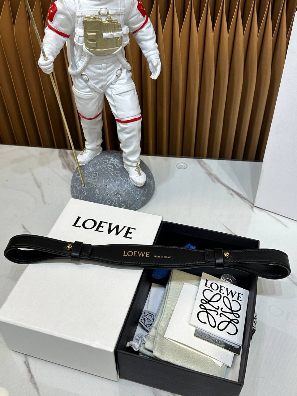 ★𝙇𝙤𝙚𝙬𝙚单配短肩带★黑色 ✅经典小牛皮制作，进口沙菲线，全铜五金。 ✅正面饰以品牌标志性烫金𝙇𝙊𝙂𝙊字体，两侧金属扣固定，🉑️做手提包使用的百搭肩带。 尺寸：55.5-2cm 编码：182323