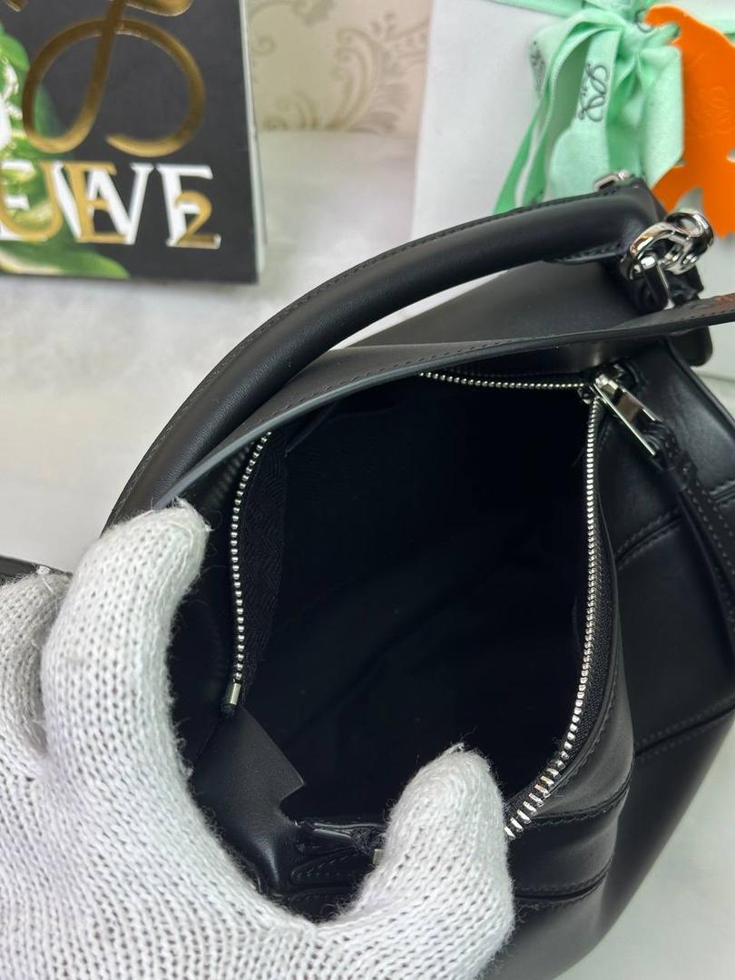 🅰️小号 𝗣𝘂𝘇𝘇𝗹𝗲最新版本❤️ ——（缎面/织带款） ✅经典拼图系列，不规则立体几何设计，最具辨识度的立体廓形和几何美学，顶级进口小牛皮搭配德国沙菲线，独家定制五金，𝗬𝗞𝗞拉链拉头 ✅容量超大，颜值高，四季百搭，新款自带可拆卸𝗟𝗢𝗘𝗪𝗘织带宽肩带‼️ 尺寸：𝟐𝟒-𝟏𝟔.𝟓-𝟏𝟎.𝟓𝐜𝐦 款号：061609织带款黑色