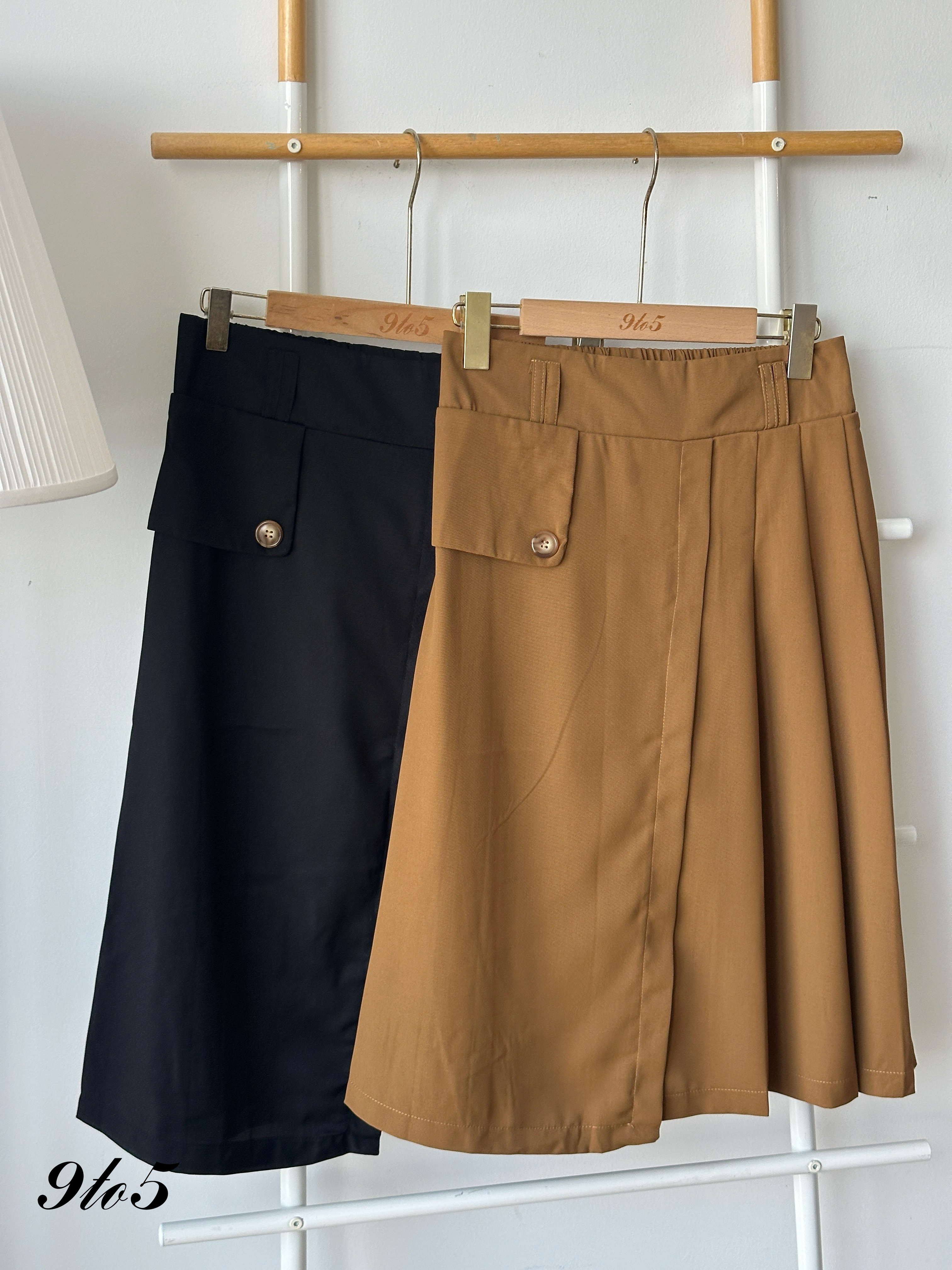 S1888 Side Pleated Skirt - Black & Brown