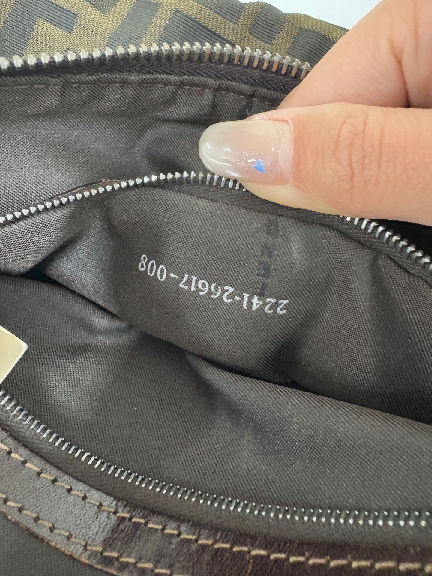 【預訂貨品】Fendi老花法棍腋下包