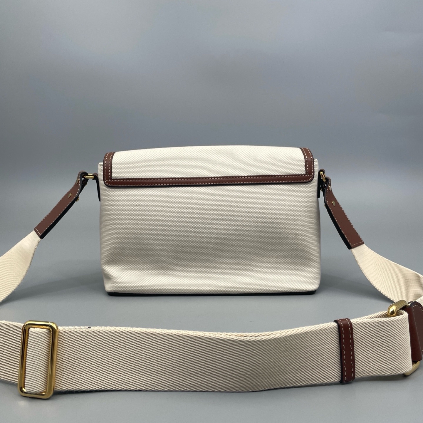 【預訂貨品】Burberry 白色帆布郵差包 