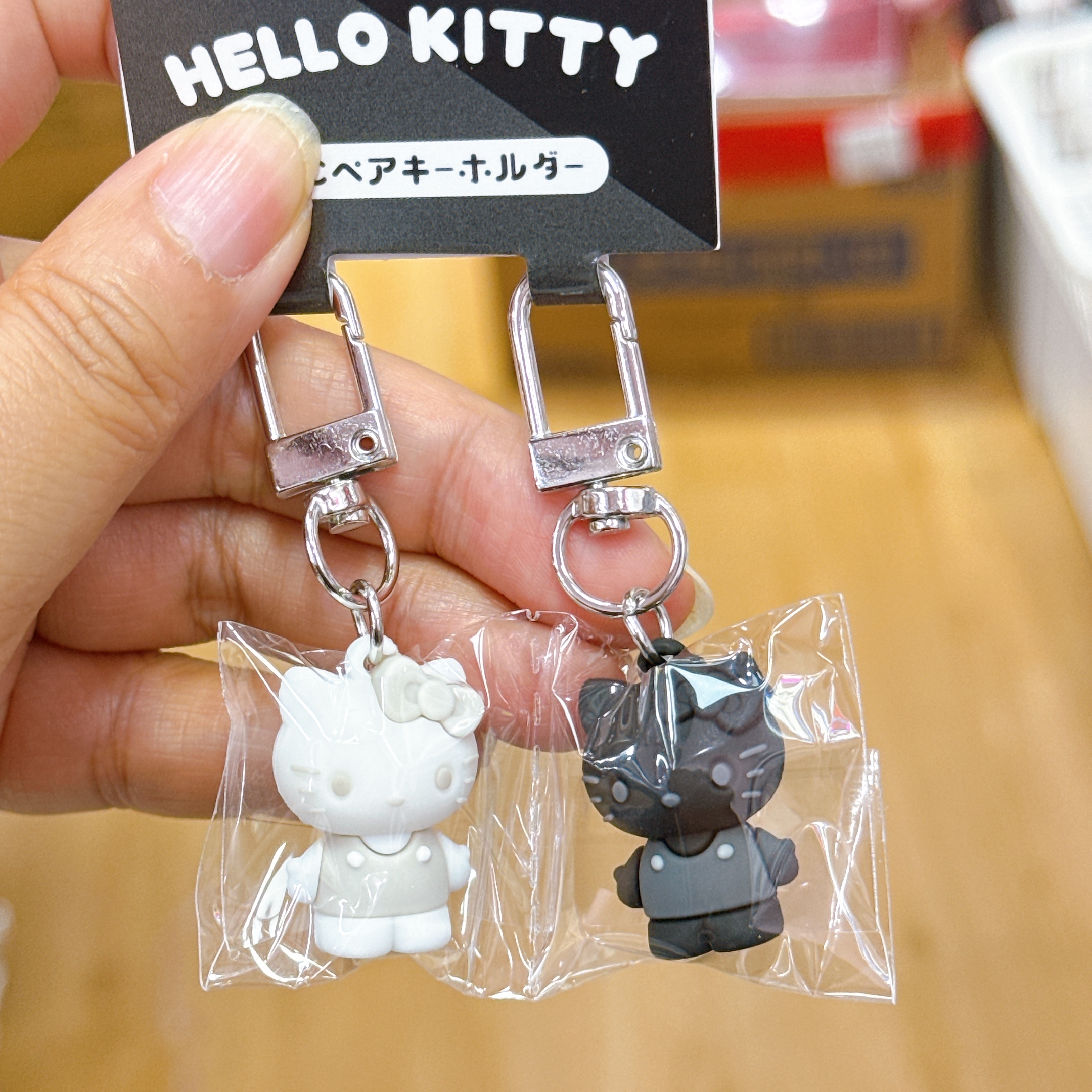 日本直送Hello Kitty黑白對裝匙扣