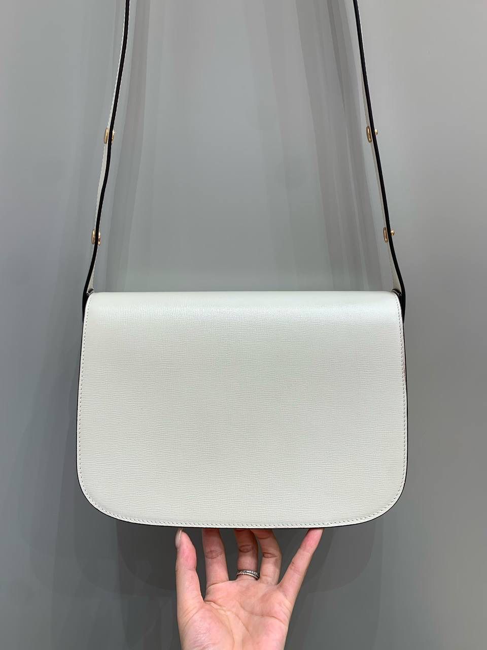 新背景实拍正品级 。Gucc1 Horsebit 1955马鞍包(原厂皮白色） 销量王🔥全新升级2代马鞍包 马鞍包我真的爱了，火爆程度你们都知道 全新升级版本我相信你们会更加疯狂 肩带做了修改使用起来更加美观 更加立体的版型让马鞍包更加霸气十足 全铜马衔扣五金搭配开发部原厂皮 真的是绝了，拿到手你们都会惊艳！ 虽然出来很久了，但火热程度丝毫不减 国内外博主基本人手一个，搭衣服超赞！ 全新升级版本一定要买一个出去炸街！ 型号 602204 尺寸 25x18x8cm