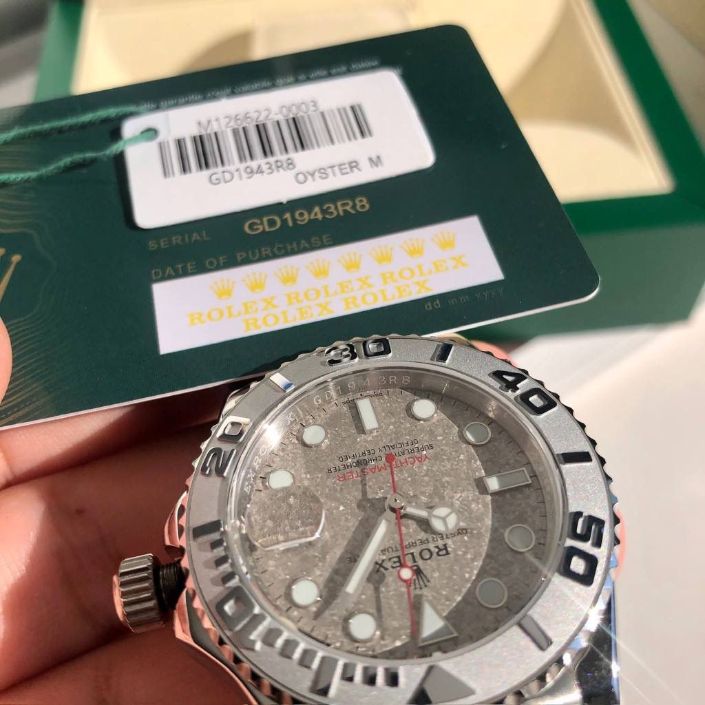 【经典名仕 一劳永逸】劳家爆款游艇名仕型系列m126622男士腕表40mm游艇出货，继续秉承AD家族优质特色、独家出品一表一码，三码合一 【机芯】搭载AD专注而制0️⃣返修、💯全新原装西铁城8215全自动机械机芯，走时精准，性能优异，动力储备高达48小时 【表壳】316L精钢表壳 高端同步防指纹[强]陶瓷圈口原版同步双向旋转，完美呈现与原版一致的弧度、光泽，超强高密度矿物质玻璃镜面，精致的做工完美秉承原装的潜水游泳🏊‍♀️性能 【字面】大厂同步超强夜光，夜光刻度、表针无瑕疵斑点、晶莹剔透，细节同步正品，内影圈刻字清晰，字体匀称 【表带】搭载316精钢表链可调节原装表扣