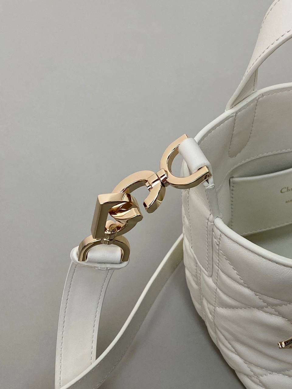 🈶白色，迷你 𝗗𝗜𝗢𝗥 𝗧𝗼𝘂𝗷𝗼𝘂𝗿𝘀新版竖款 火爆全网toujours缩小版来啦！ 看到真的心动得不行～ 实物就是常规迷你水桶大小， 真的可爱死 别说，包虽小但容量还挺大的 日常用品都能轻松装上 肩带长度也刚刚好，不挑身高 反正就是太乖啦！夏日必备 😍 13×15×12cm #M1272m