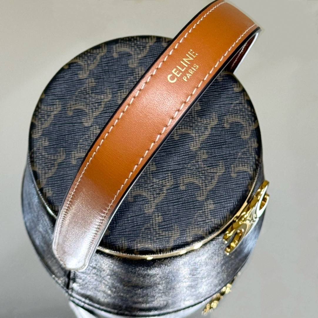 🔥大货实拍图 𝗖𝗘𝗟𝗜𝗡𝗘 ♥️ 𝗡𝗜𝗡𝗔手拎盒 型号：111353 尺寸：13*8*13cm 新品上线啦👏立体盒子包/化妆包~皮带子手拎设计➕圆筒包身，翻盖带镜子，可随时补妆。精致又不失实用性！凹造型拍照，或者当晚宴包，简直美呆🥳