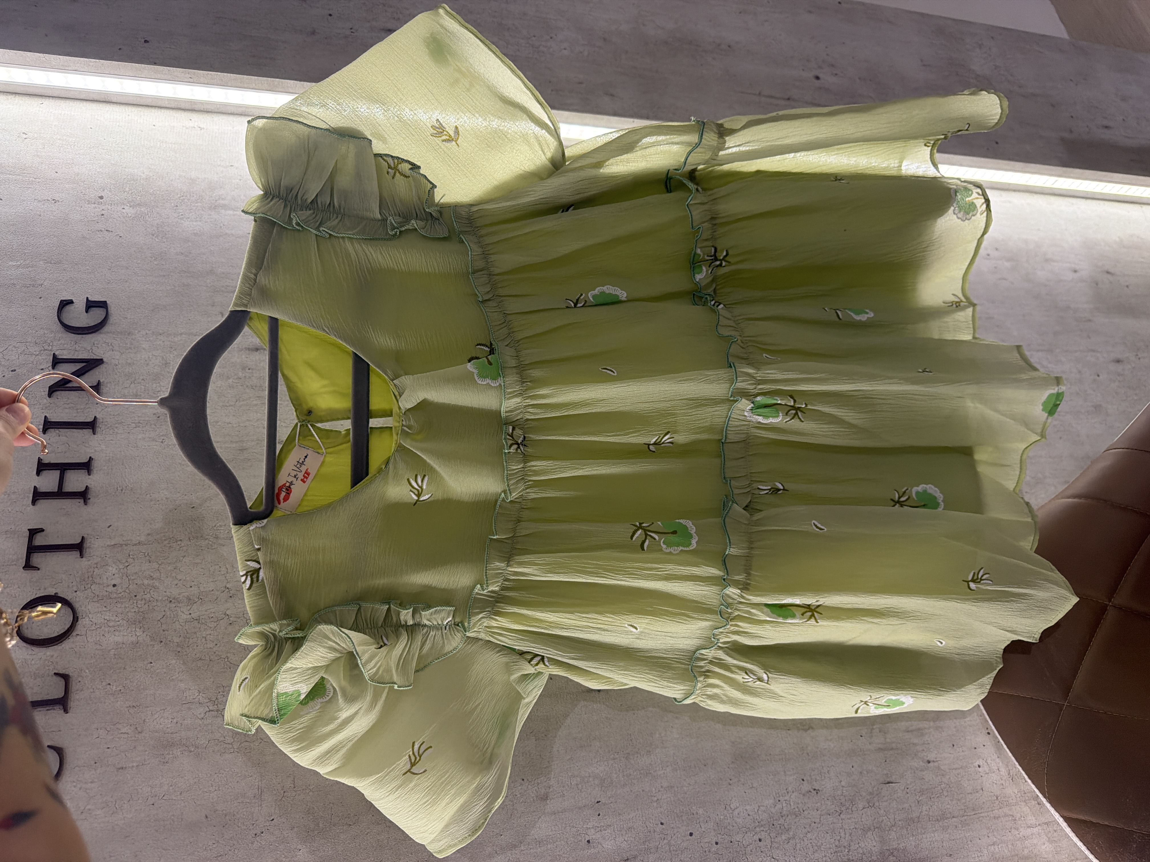 花卉刺繡荷葉邊襯衫