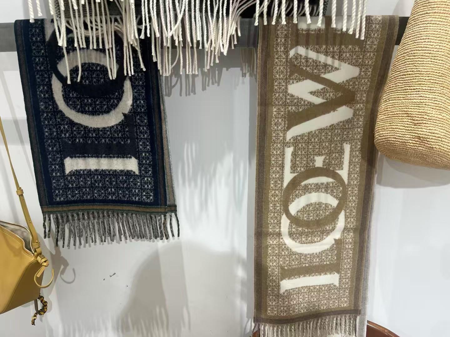 預購 Loewe 🧣🧣折扣款 字母羊毛圍巾