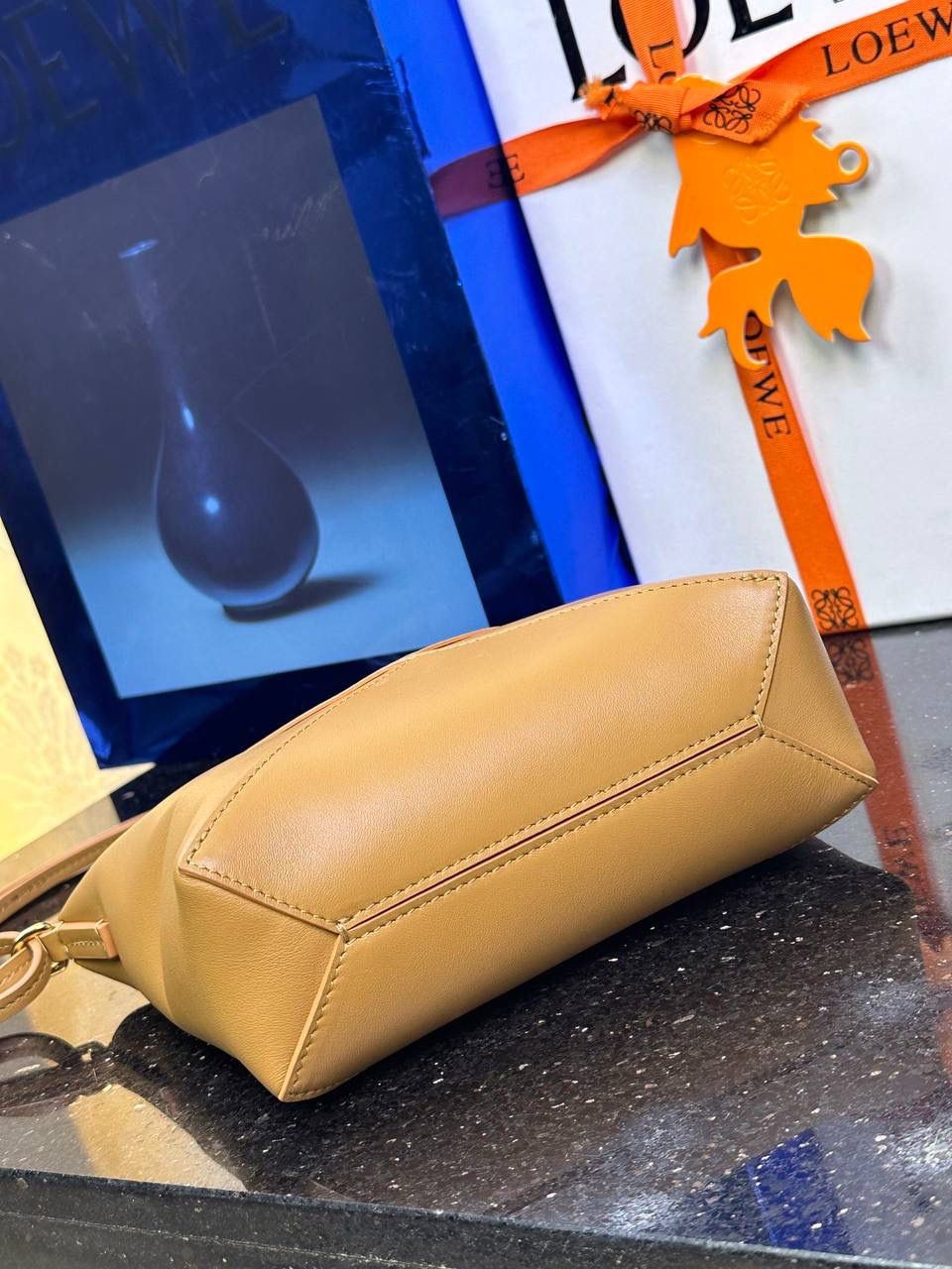 ♥️𝙋𝙪𝙯𝙯𝙡𝙚 𝙁𝙤𝙡𝙙 ——【暖沙黄】 尺寸：𝟐𝟑-𝟔.𝟓-𝟏𝟓.𝟓𝐜𝐦 编码：522404 🎈经典几何为造型，以及柔软细腻的Napa牛皮，升级为可完全折叠的手拿包。 🎈自带一根🉑拆卸🉑调节的肩带，一包多背，多样化风格，秀场大放异彩😃日常实用性强👌 🎈配全套专柜礼盒🎁，给你满满的仪式感👀