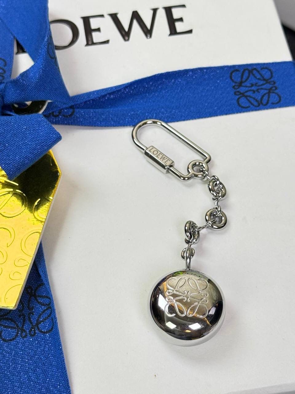 🎈罗家重磅出新👏吊坠出货啦♥️ ➖【金球/银球吊饰】 不仅仅是装饰，更是时尚的追求。可搭配所有包包👜，也可以搭配所有服饰，腰带等，让穿搭变得与众不同，精致时髦😍