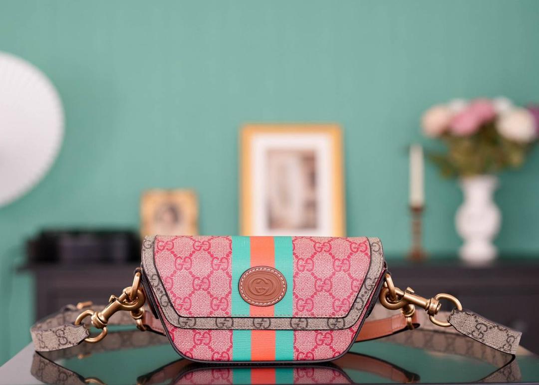 🥯新年系列GG迷你手提包 正品售价,400 GG中国新年系列烂漫色彩尽情盛放，鲜艳缤纷活泼的色彩彰显春日热情， 简约的梯形设计，丰富的色彩搭配，可轻松驾驭不同造型～ 官方款号 723762 尺寸：13-18（最宽处）x 10x 4.5cm