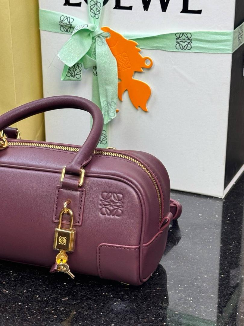 🎈𝗔𝗺𝗮𝘇𝗼𝗻𝗮 23 𝗖𝗿𝗼𝗽𝗽𝗲𝗱保龄球包 ——【杨幂同款‼️独家新品】 尺寸：𝟮𝟯-𝟏𝟏-𝟏𝟎𝗰𝗺 编码：012404 【配全套礼盒】 ❤️采用超柔纳帕小牛皮•延续标志性𝘈𝘮𝘢𝘻𝘰𝘯𝘢标识搭配小挂锁🔒作为新图标•重塑为修长法棍比例。 ❤️外部双拉链设计•搭配可调节可拆卸的长肩带•多样化背法😎容量大•小巧包型为当下时尚之追求。