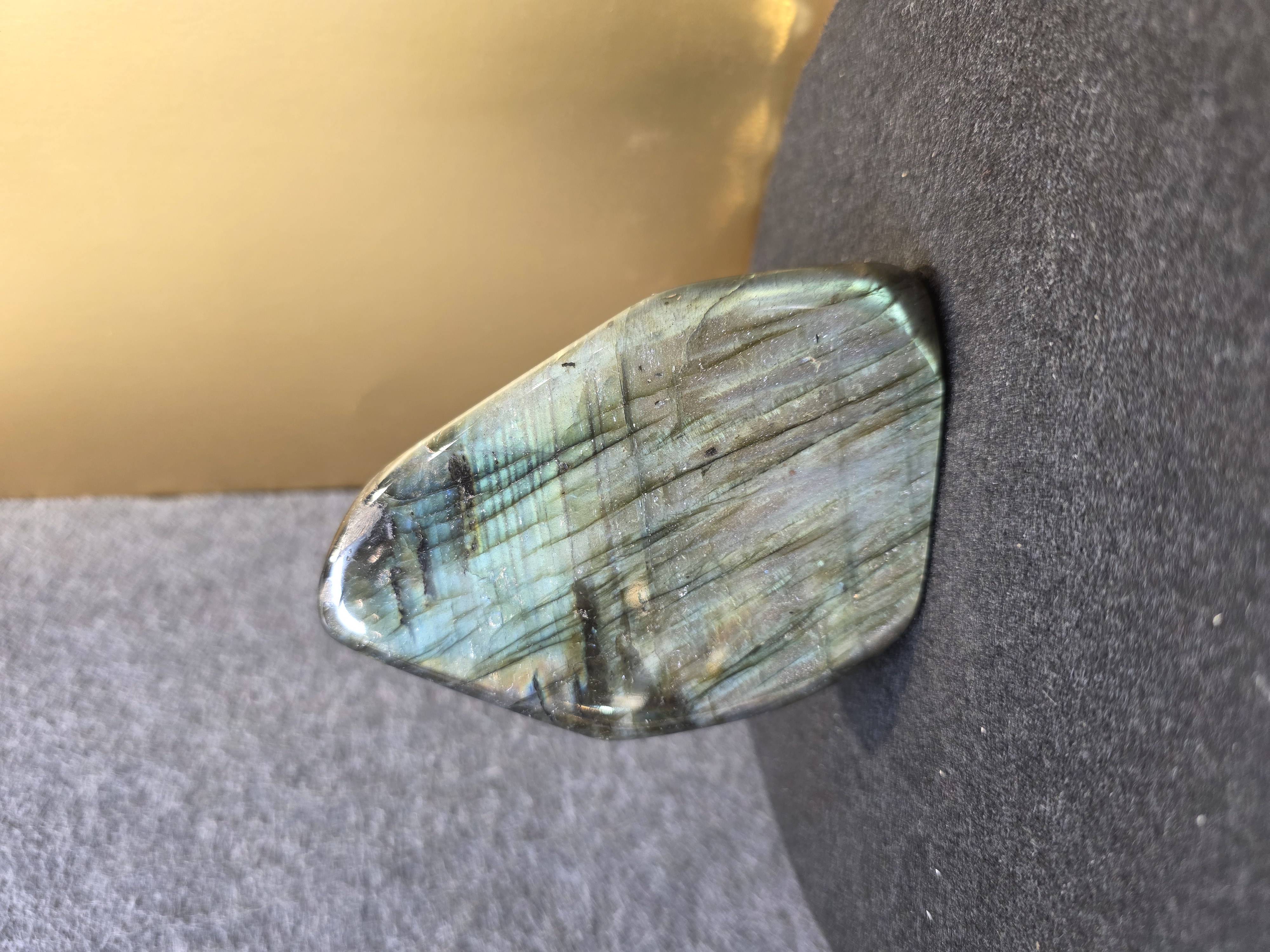 療癒創傷拉長原石(Labradorite)