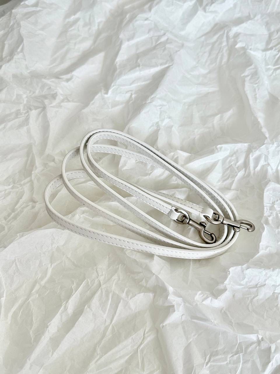 ba1enciaga rodeo mini 白银🤍💿 哒哒哒，mini也来咯 看完正常size的rodeo再来看mini 真的是除了可爱还是可爱 这种尺寸就不挑身高了 每个人背出来都是萌萌哒哈哈哈 而且男生女生都能背，不挑性别～ 这只包的皮一定不能硬，也不能太软太亮 mini：23×17×9cm795456m