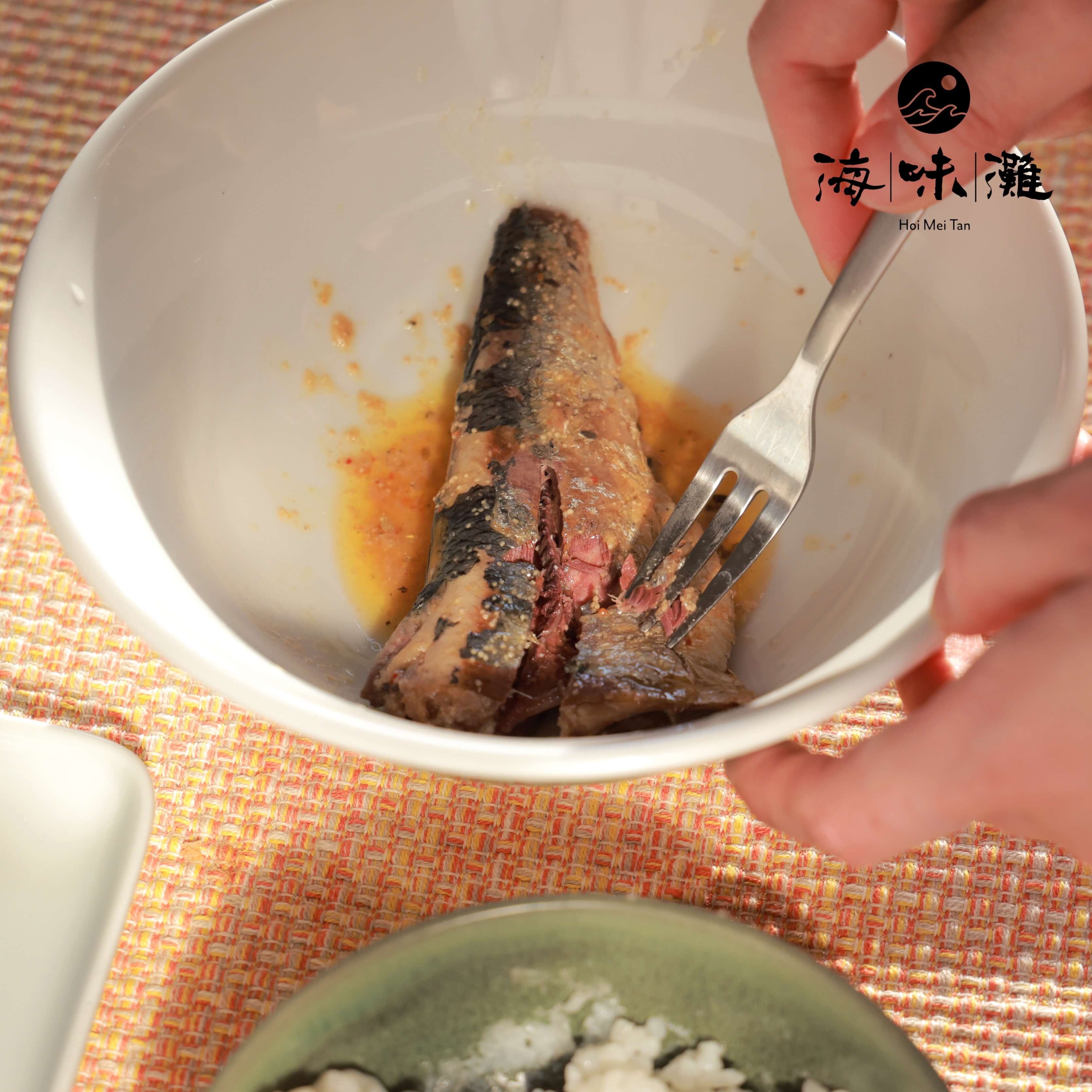 用叉子壓爛明太子釀沙甸魚