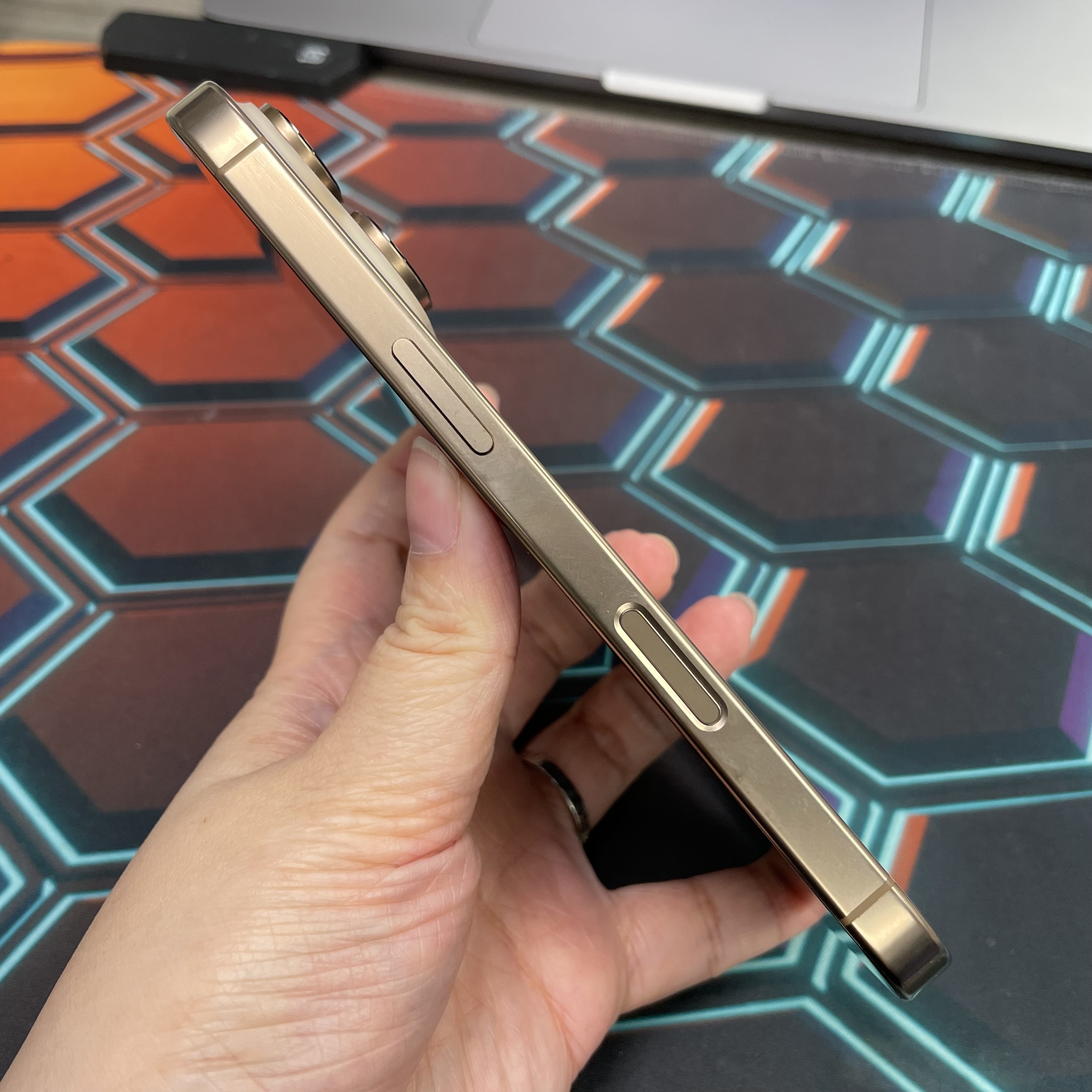 *8409 16 Pro 超靚機 256GB 電80 沙色 gold