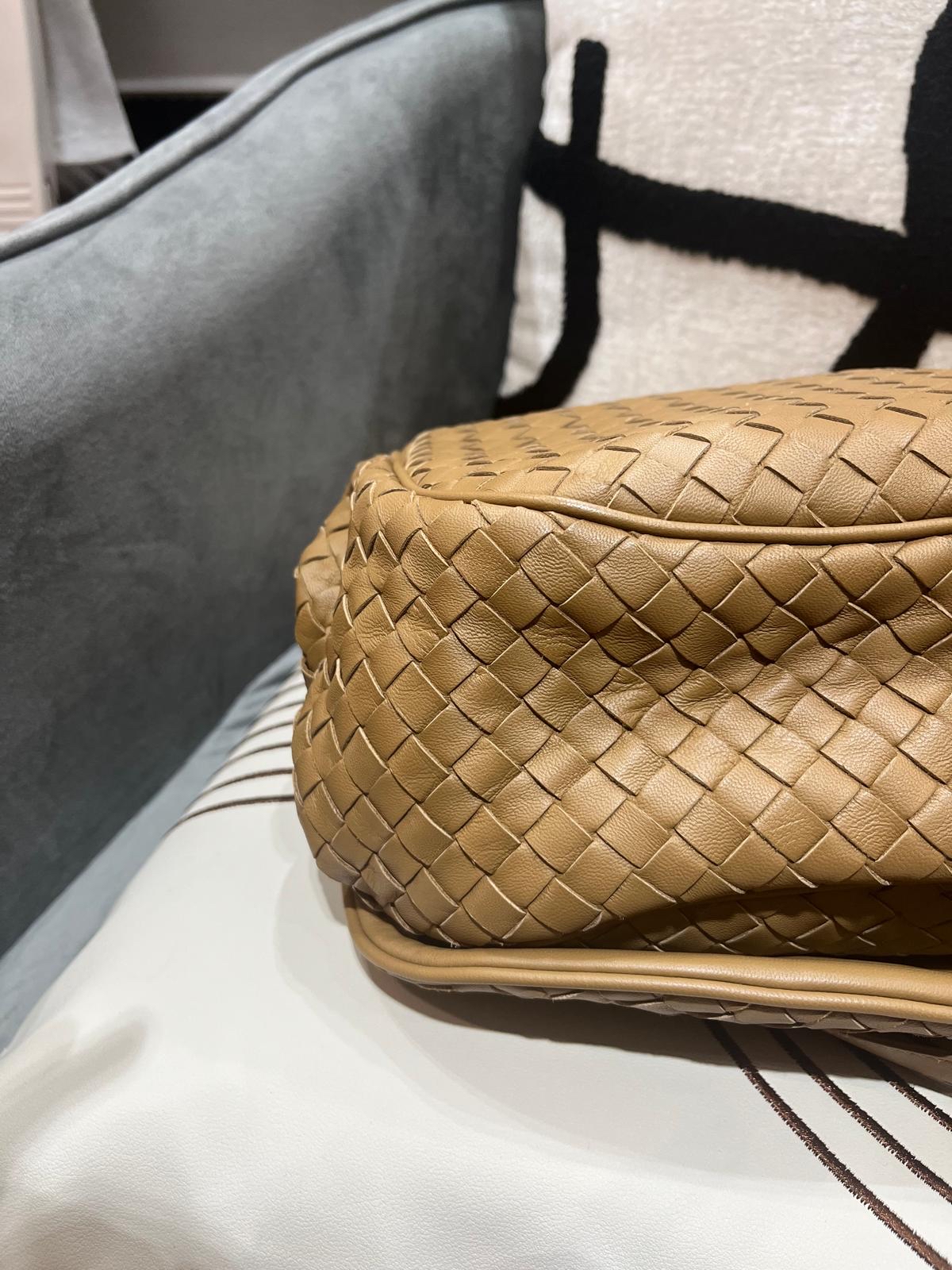 Bottega Veneta BV Crossbody Bag 100%Authentic, 98%New ✅Dust bag