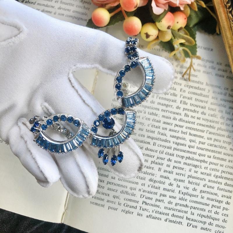 Vintage C.a. 1960s "Keye"Designer Blue Baguette Rhinestone/Crystal Swinging Necklace (MT1824)