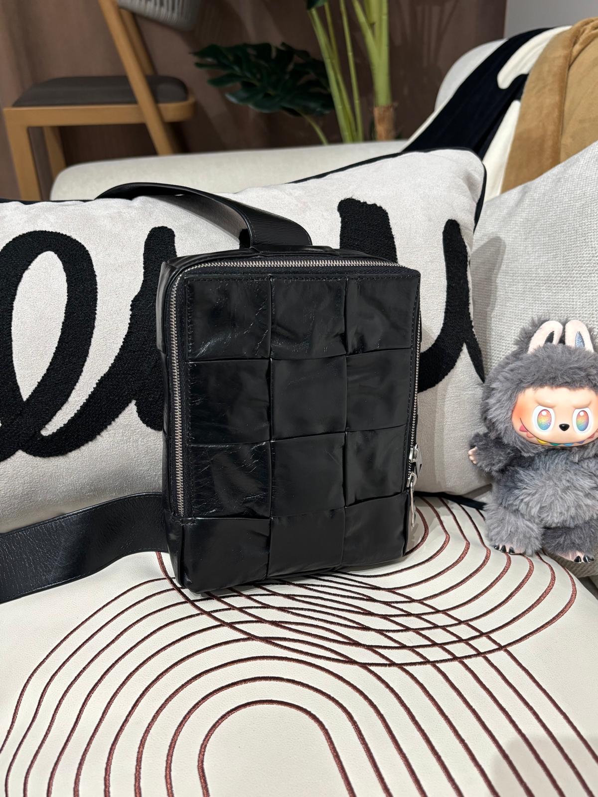 BOTTEGA VENETA BV CASSETTE Sling Crossbody Bag Black ✨ 100%Authentic, 98%new ✅Booklet ✅Dust bag