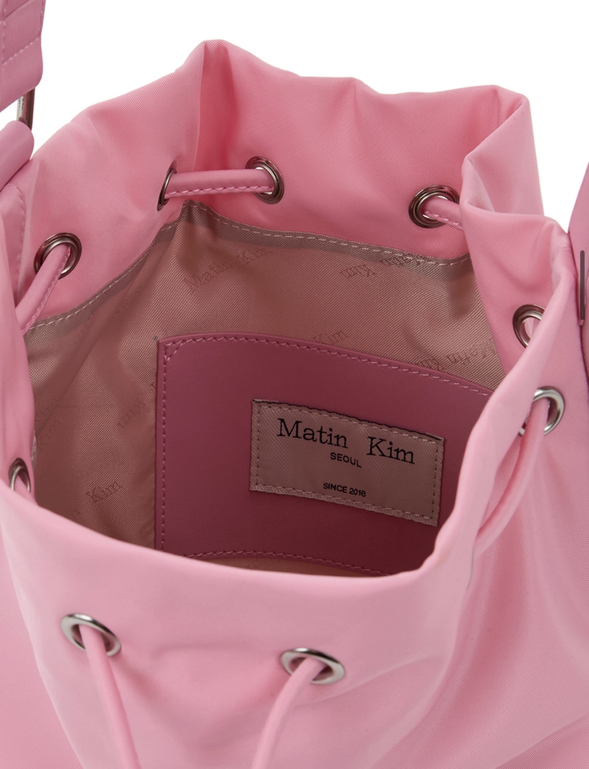 MATIN KIM 特價場 EMBOSSED LOGO MINI BUCKET BAG IN PINK