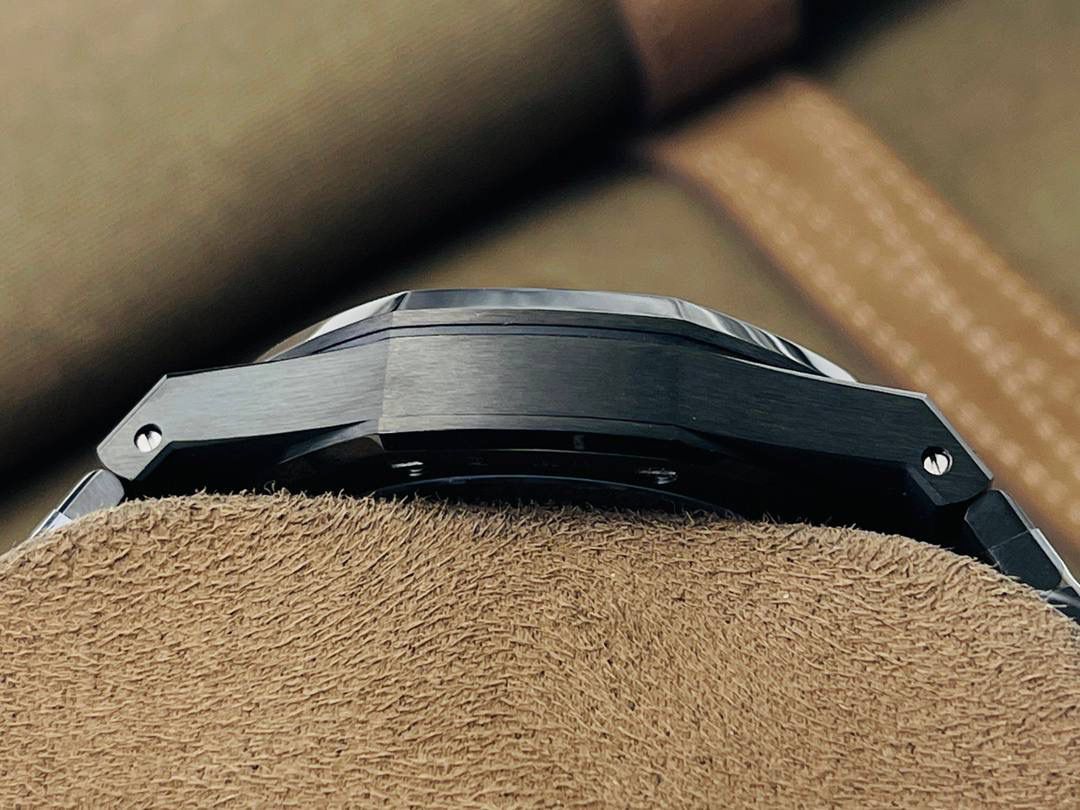 爱彼A P皇家橡树陀飞轮精品腕表 升级细节🔥 1⃣️独家订制Cal.2924机芯，动力储存68小时！ 2⃣️腕表依旧保留的八角形表圈、标志性的六角形螺丝以及经典表带！ 3⃣️皇家橡树系列超薄陀飞轮腕表在经典的“Tapsisserie”格纹上进行再度创新，形成了新的格纹“Tapisserie Evolutive”！熟悉又陌生的表盘格纹装饰带来全新观感，成为这款腕表的点睛之笔。 4⃣️表壳直径为41毫米，厚度为11.2毫米！