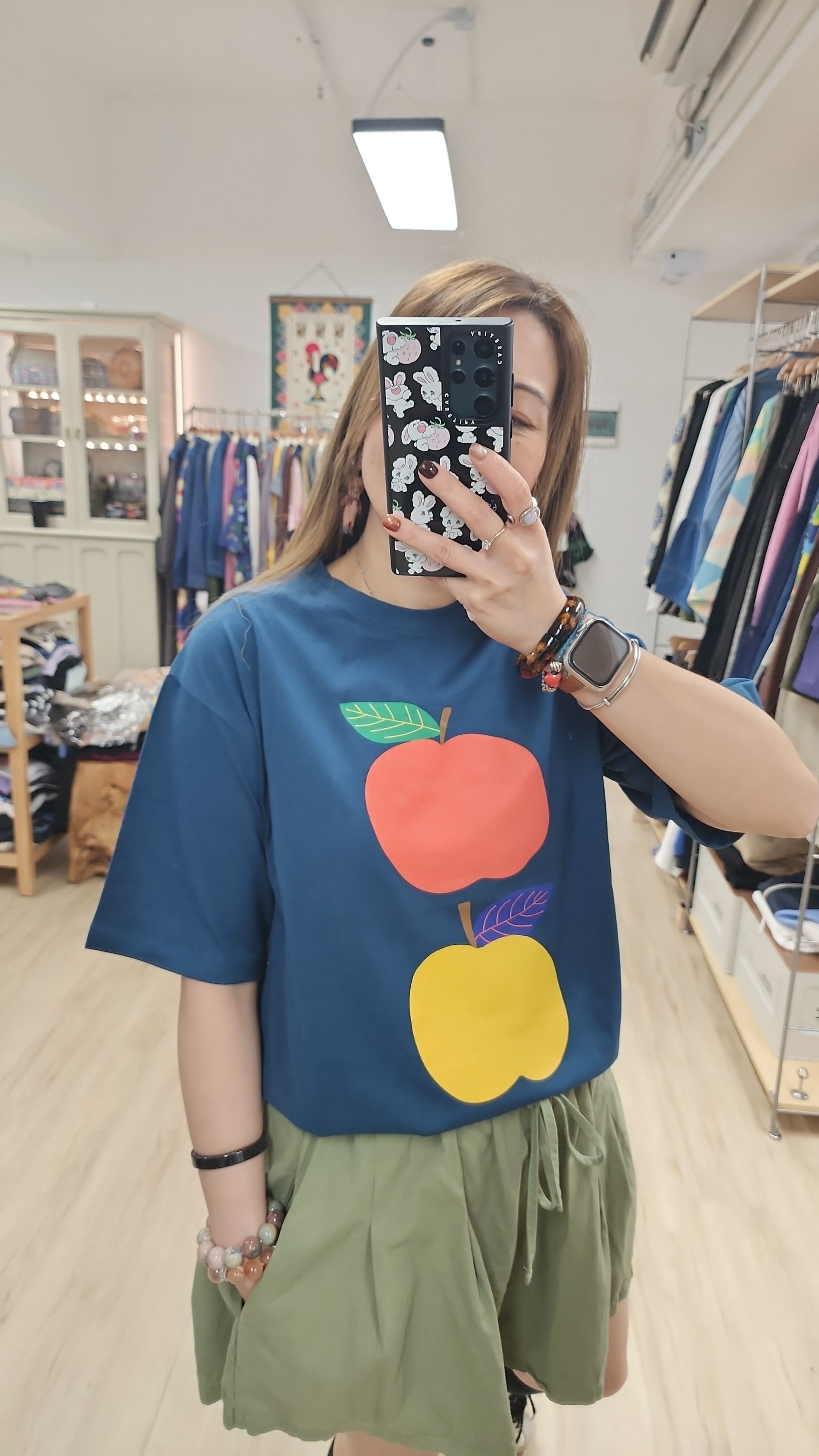 韓國藍拼紅黃蘋果印圖Tee