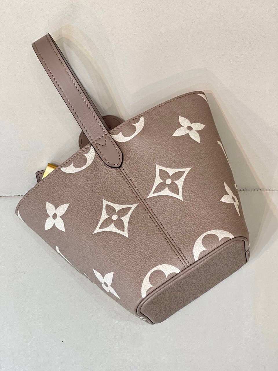 LV ALL IN BB大象灰👜✨ 来看包型的变化 自身的功能真的非常吸引人！ 首先包包自身本来就有4种的形态随你变换！！ 蝴蝶结你想放在哪儿都能给你设计明白，allin就是容量足够大，出门旅行你想拿什么都能给你装好！！ 简单的水桶包型，把包身两侧的挂钩连起来，还可以 get一只“菜篮子” 前后再捏起来，它还可以变成一只可爱的小福袋， 真的好神奇！😍😍