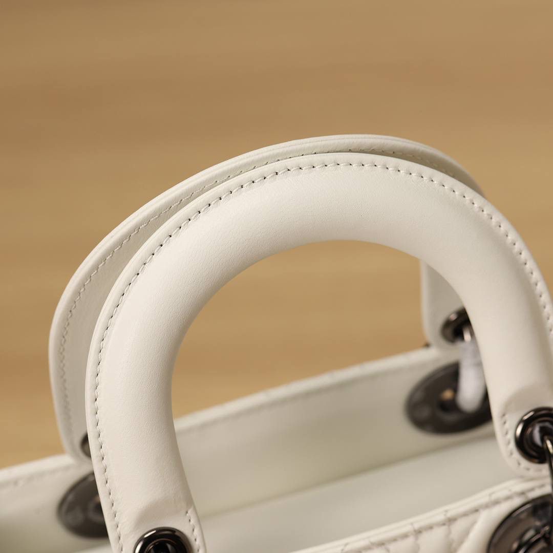 小号 LADY DIOR MY ABCDIOR 手袋 奶白色羊皮革藤格纹 独家渠道货 四格戴妃包白色羊皮枪扣 尺寸：20 x 17 x 8 厘米 这款 Lady Dior My ABCDior 手袋彰显 Dior 经典标识。 款式时尚精致，是一款经久不衰的单品。 采用奶白色羊皮革精心制作，搭配藤格纹缉面线，精良的绗缝质感显露无遗。 饰以金属覆层D.I.O.R.吊饰，为醒目的轮廓增添一分灵动💕💕