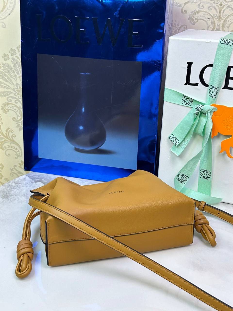 全新升级—中号𝙁𝙡𝙖𝙢𝙚𝙣𝙘𝙤出货啦✅ ❤️升级版福袋正面新增品牌烫金𝙇𝙤𝙜𝙤代替压印𝙇𝙤𝙜𝙤，肩带加宽同时增加两侧狗扣五金代替原本皮穿扣肩带，精致又便捷🥰 ❤️独家定制皮料五金，小牛皮皮质手感十分柔软且耐用，肩带🉑拆卸🉑调节，多种背法任你选择，容量超大，日常出行必备😍 ❤️独家品控，完全对版细节，全套礼盒🎁包装给你满满的仪式感🥰 中号尺寸：𝟑𝟎-𝟏𝟎.𝟓-𝟐𝟒.𝟓𝐜𝐦 款号：052028棕色