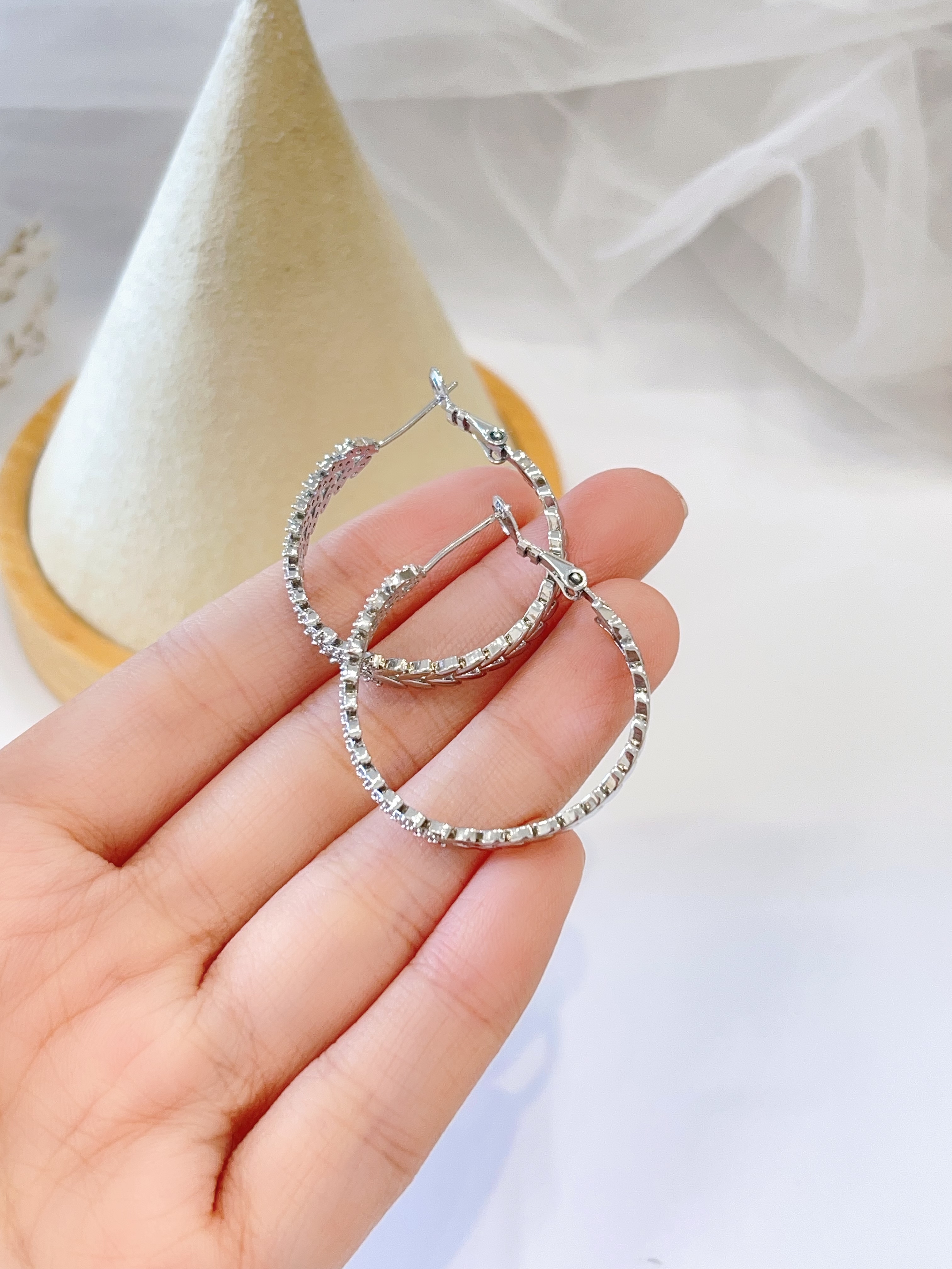 半素半镶钻叶子款式耳圈耳环