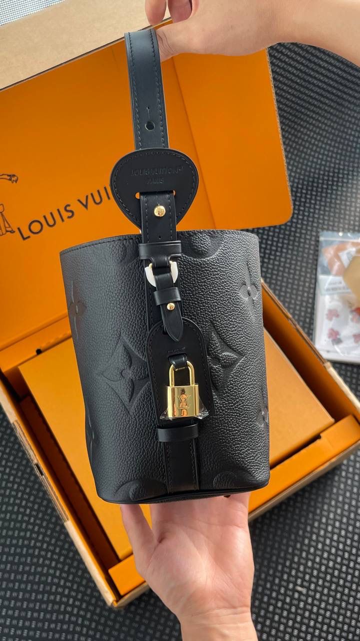 LV新出的All in BB👜✨ 真的爱！小小一只，却超能装，日常出门的东西都能塞下。老花配色简约又百搭，背法很多~手提，腋下，单肩，斜挎，随心搭！瞬间跳进包里变身千金 今天这款是全皮压纹款，别看包小小，但它自身的功能真的非常吸引人！首先包包自身本来就有4种的形态随你变换，蝴蝶结 你想放在哪儿都能给你设计明白 allin就是容量足够大，出门旅行你想拿什么都能给你装好，加上还有一个永不分离的子包，真的爱了爱了😍 尺寸：17*12*19开口处24