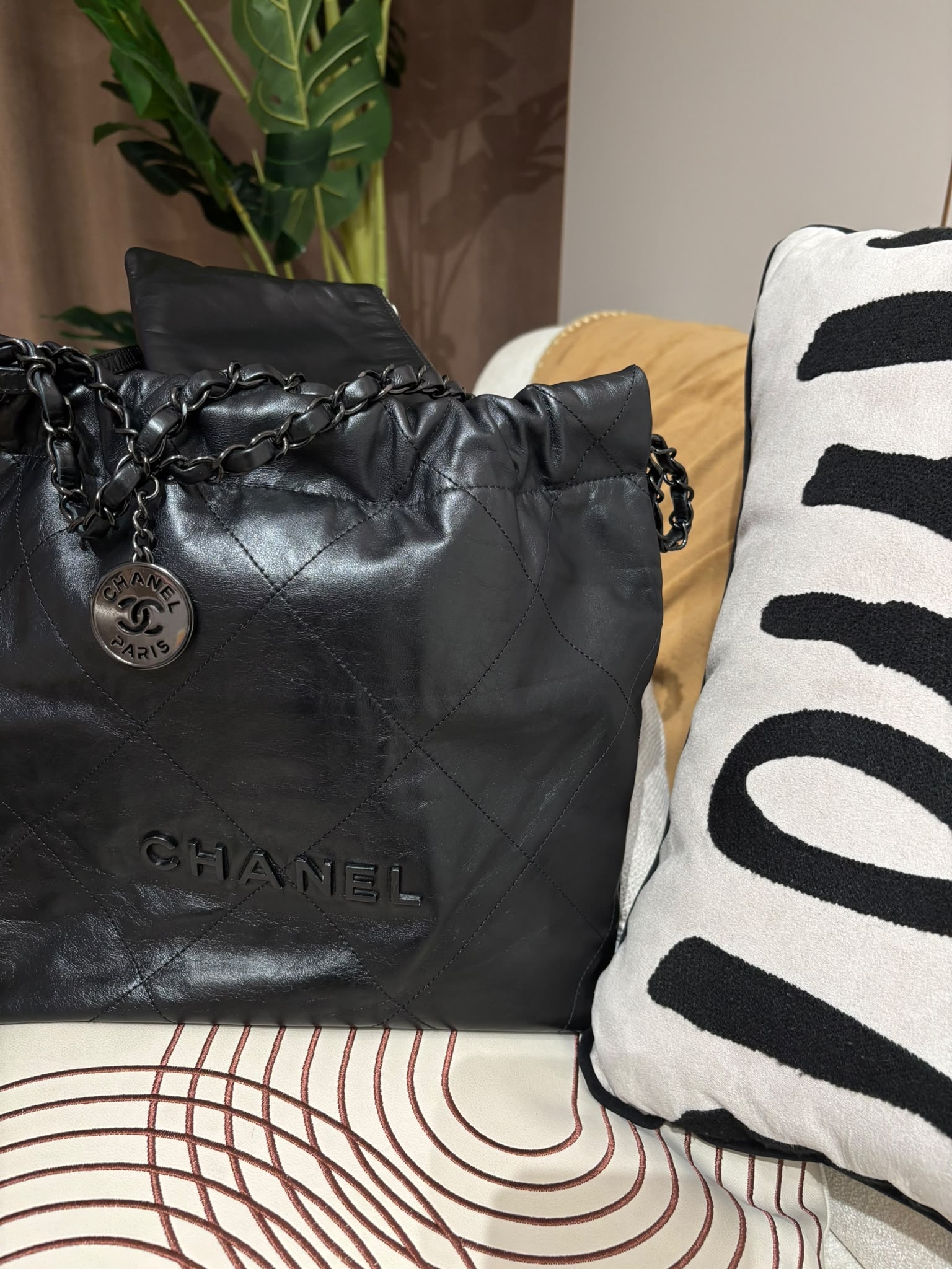 Chanel 22 small so black calfskin,100%Authentic, 95%new ，✅晶片✅Dust bag✅box