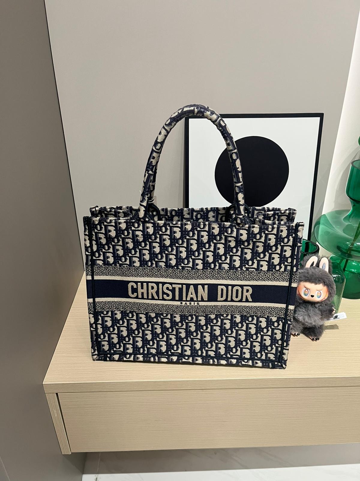 Dior book tote medium  ,100%Authentic ,98%new ✅Dust bag