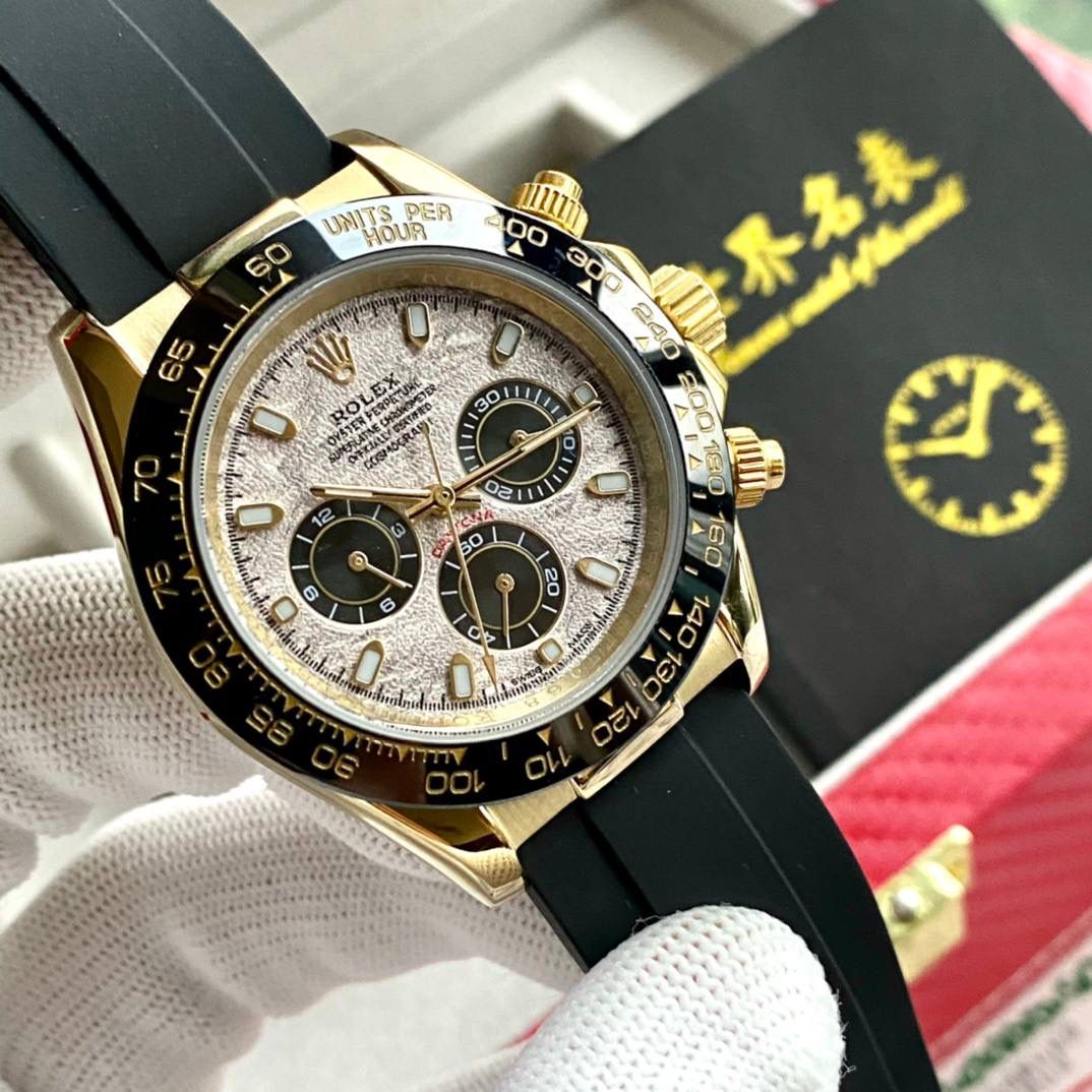 国民最爱跑量款❗️迪通拿最新款【陨石面】劳力士Rolex超级迪通拿版本 表径40x12 底盖印制有18K电镀效果 【蓝绿夜光】字面跟针的夜光不同于市场其他版本的蓝色夜光，修正使用与正品同步蓝绿超级夜光粉 使字面钉更光亮 夜光更强发光时间更久！ 【字面】经过不断调正打磨，陨石面更加接近原装水准 立体层次感十足 【镜面】超强矿物质玻璃 镜面6字位同步正品防伪小皇冠标志 【陶瓷圈】本厂圈口一体成型高精密陶瓷圈色差也是必须降到最低 圈口角度与字体大小字体颜色更明显与原版一致 【机芯】采用全自动机械机芯 三个小秒功能全部对版正品 6字位小秒