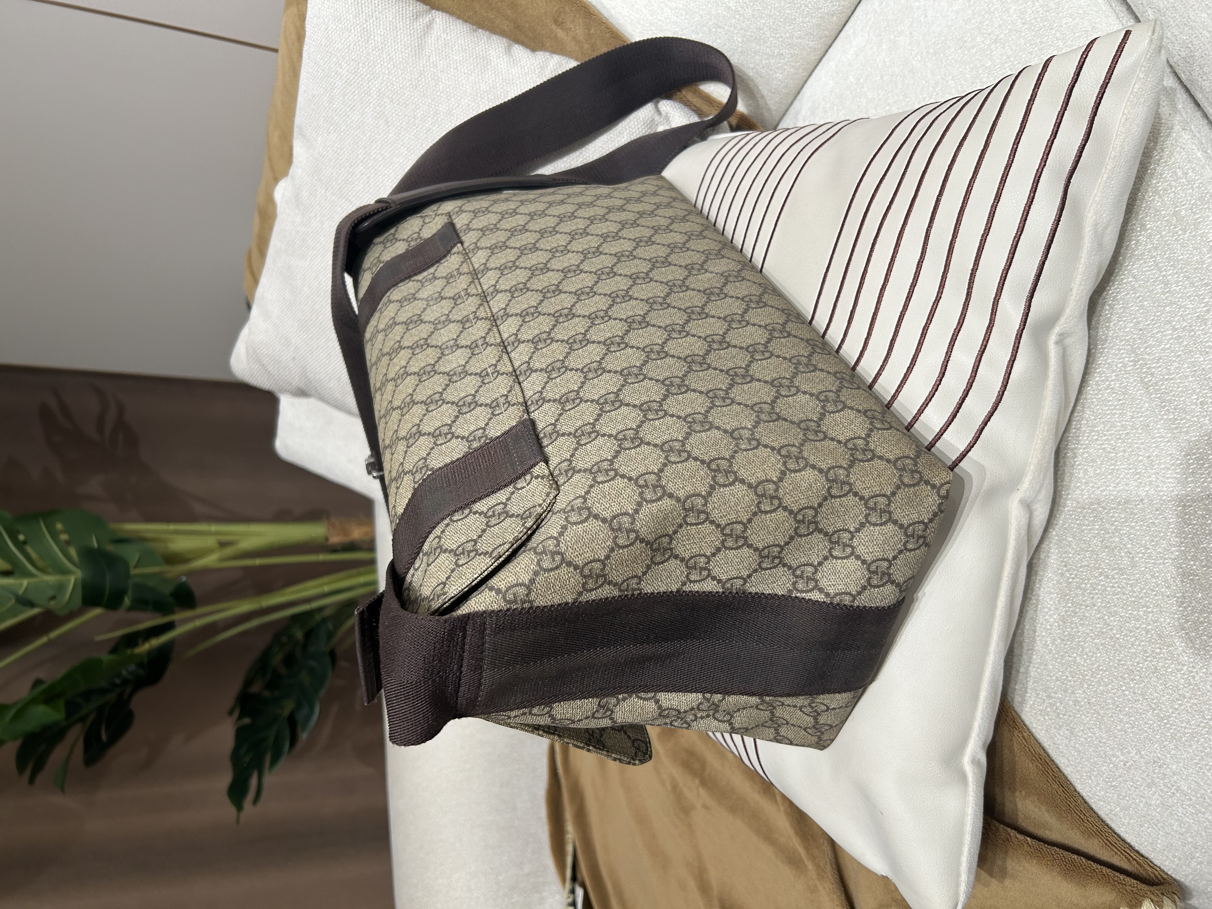 Gucci crossbody bag 100%Authentic, 85%New 