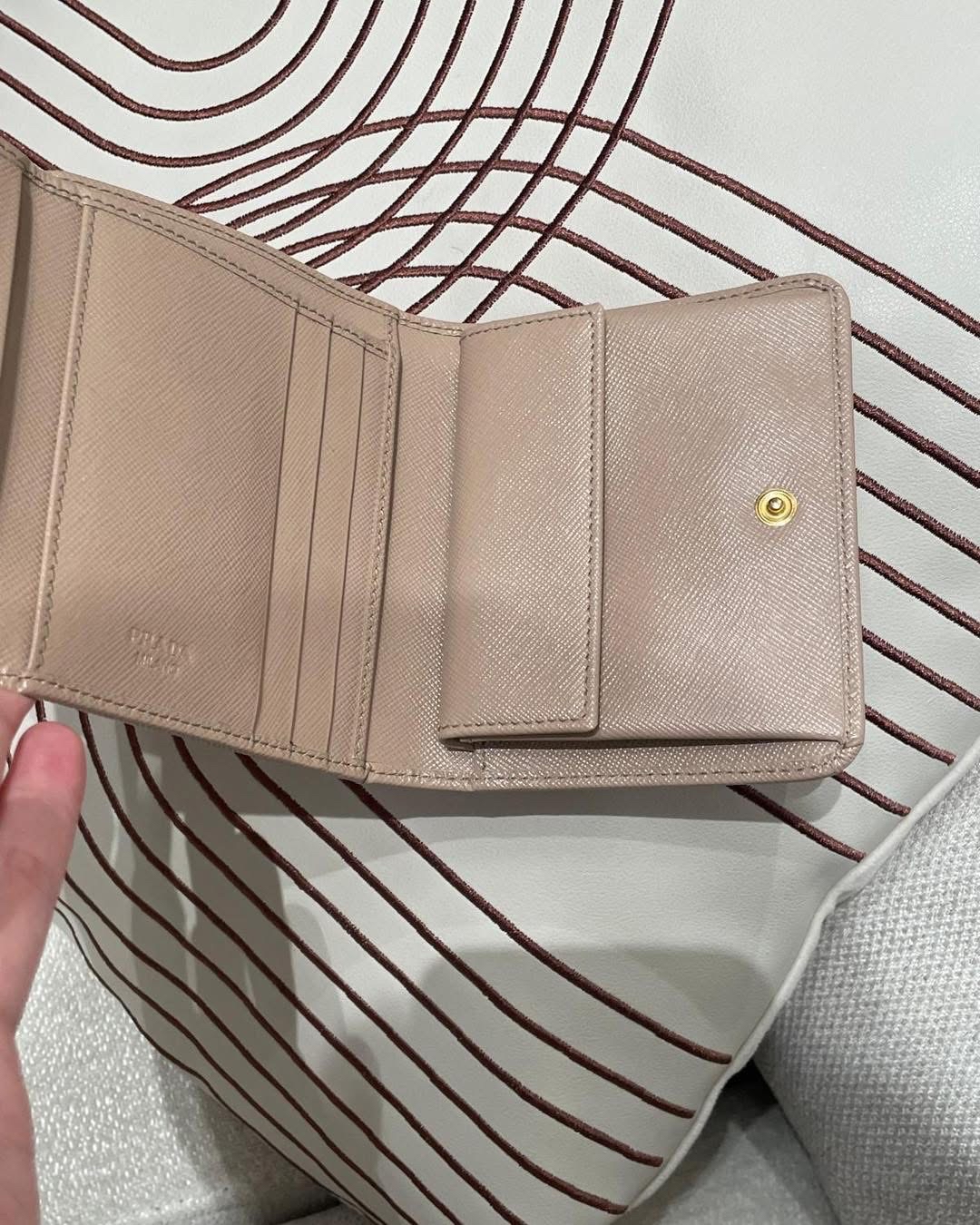 Prada wallet 十字紋牛皮 100%Authentic ,95%new✅盒