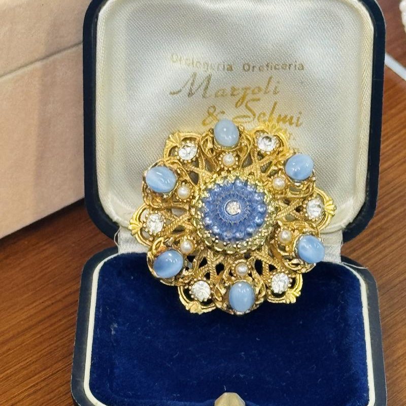 Rare! Vintage c.a. 1960s "ACCO" by Accessocraft Victorian Inspired Powder Blue Pattern and Cat-Eye Glass Brooch (B117)