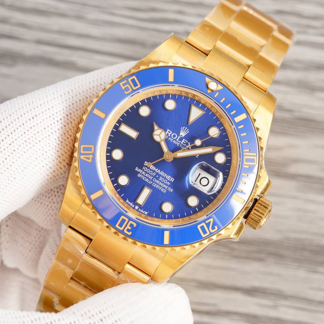 劳力士Rolex潜航者41MM 震撼发布！ 【技术优点】 1⃣️直径41MM新款水鬼【表圈】圈口一体成型（非蚀刻）蓝宝石夜光珠，铂金电镀刻度色泽均匀永不褪色，绿鬼翠绿透亮，黑鬼深邃如墨。超强夜光。🎮NH2 2⃣️ 【表镜】采用蓝宝石材质的抗刮损镜面，蓝膜日历晶体。 3⃣️ 【904L 精钢表壳】通过精心打磨和严格的质量把控，确保版型到位，拉丝和抛光能够比肩正品工艺 ，由内到外匠心打磨，表壳尺寸数据完美还原。🎮 4⃣️ 【一键弹扣】表带顺滑，同样904L精制而成，带粒和表扣细节均做倒角打磨，佩戴手感柔软舒适，操作不费力，表扣编号1LD。 5⃣️防水性能可与正品匹敌——旋入式外圈、底盖及上链表冠系统，接合中层表壳，极致展现蚝式钢表壳的防水性能！防水300M！
