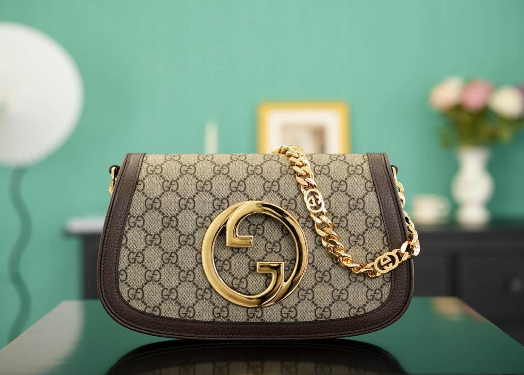 🥯GG Blondie系列肩背包 棕色28cm 摩登复古担当Gucci Blondie系列的一个经典款，双𝐆互扣式标志五金，大气精致，满满的时尚高级感，包身双肩带设计，我个人就超爱它的这个金色链条腋下设计，皮肩带多样式搭配，多种背法随意切换，不被定义的风格，气场超强大~ 官方款号 699268 尺寸：28x16x4cm