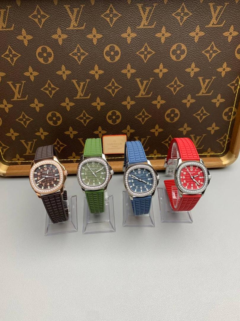 百达翡丽 5067A 手雷 石英女表 ——PPF继续购入原装PP--5067A腕表，独立拆解开模。完美还原PATEK PHILIPPE--5067A全系列石英腕表，带来全网最佳的复刻产品和极致体验。 【表带 扣】 1.采用与原装一致的天然复合橡胶（Tropical）材质，经久耐磨，可抵抗海水侵蚀和紫外线辐射。 2.完美克隆Aquanaut最新表扣，即使在非常细小的拐角处上也做有倒角润饰，确保还原正品般的舒适感。 【表壳】 1.腕表尺寸35.6X7.7mm 圆润的八角形表壳与原装一致，保持着复古的造型和精湛的打磨。 2.旋入式把头设计和实心底盖吻合与原版 3.表圈镶嵌46颗顶级施华洛世奇水晶（共计1克拉） 【机芯】 瑞士石英机芯改PPCal.E23-250芯。走时稳定，续航持久，性价比超高。