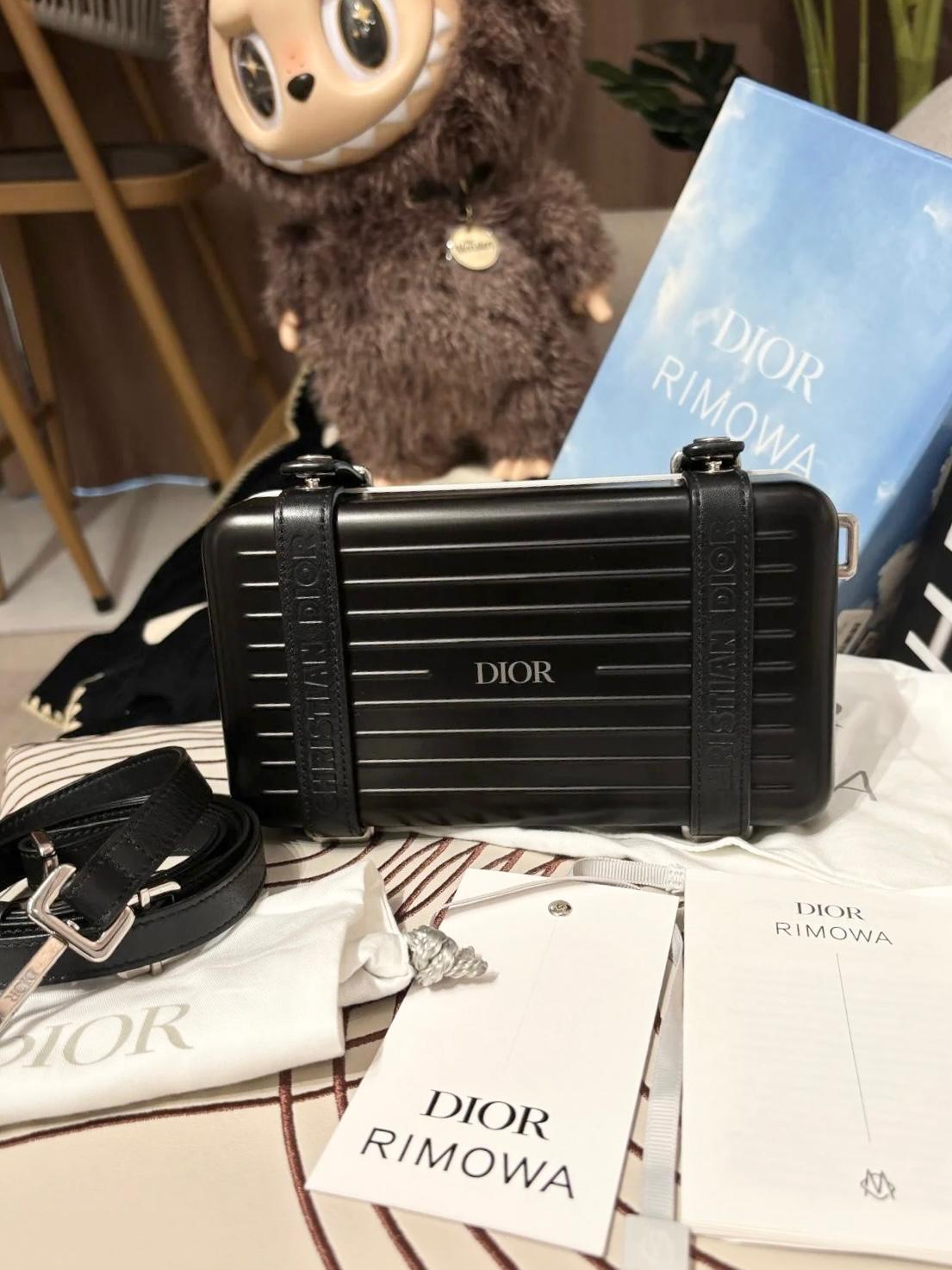 Dior x rimowa personal clutch on strap 100%Authentic ,98%new ✅tap card ✅strap✅dust bag ✅box