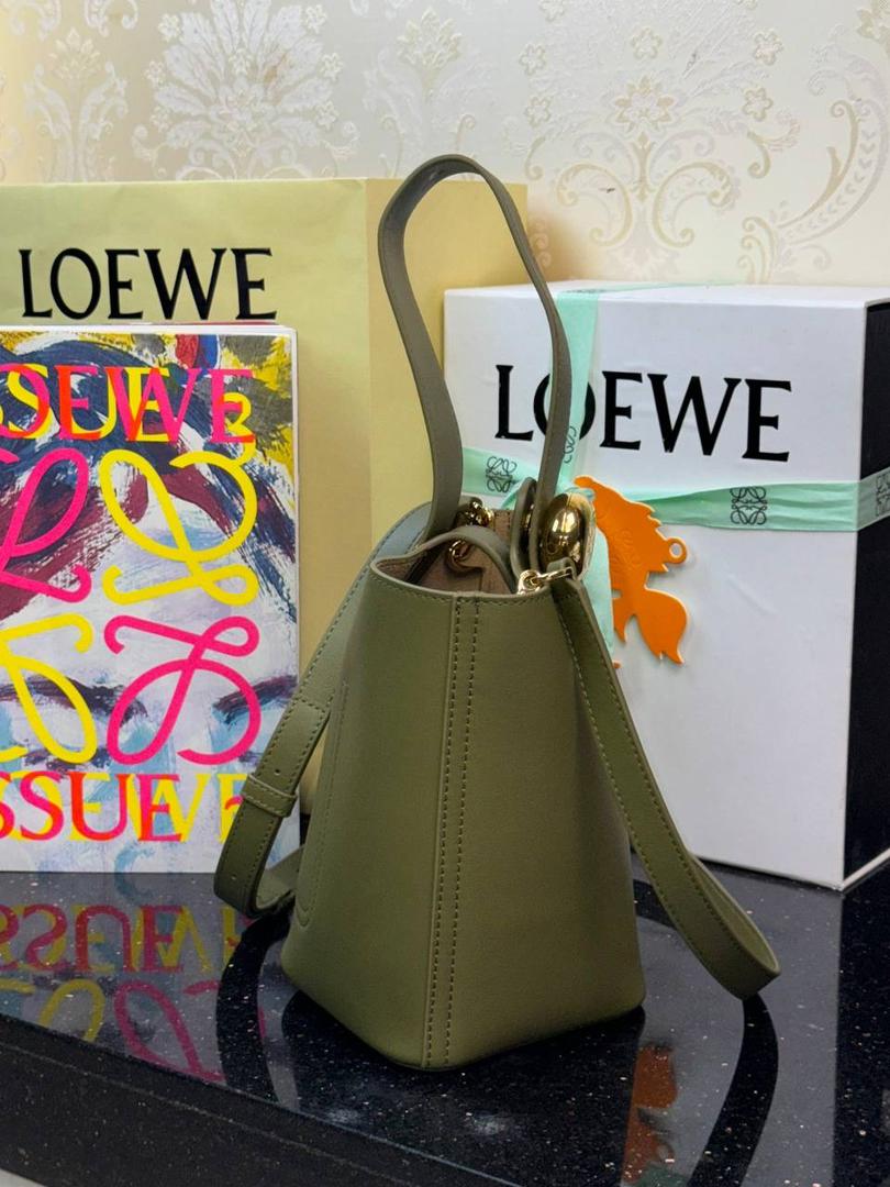 ♥️𝙈𝙞𝙣𝙞 𝙋𝙚𝙗𝙗𝙡𝙚 𝘽𝙪𝙘𝙠𝙚𝙩 ——【橄榄绿】 尺寸：𝟏𝟔-𝟏𝟔-𝟗.𝟓𝐜𝐦 编码：062339 🎈标志性Anagram鹅卵石点缀，配以纯粹简约线条以及瞩目设计风格，诠释全新𝙋𝙚𝙗𝙗𝙡𝙚手袋👜 🎈自带一根🉑拆卸🉑调节的肩带，一包多背，多样化风格，秀场大放异彩😀内里容量超大，日常实用性强👌 🎈配全套专柜礼盒🎁，给你满满的仪式感👀