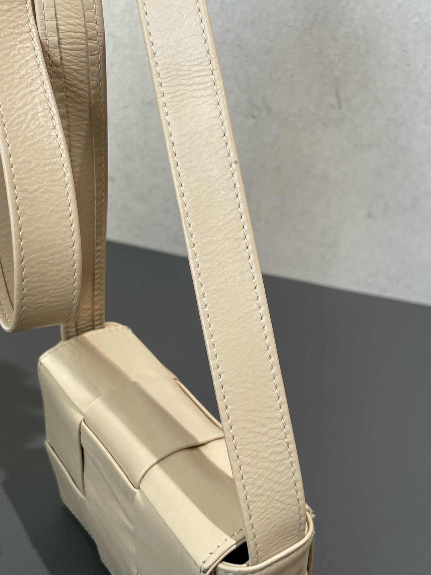 【預訂貨品】BV Candy Cassette六格米黃色編織包 