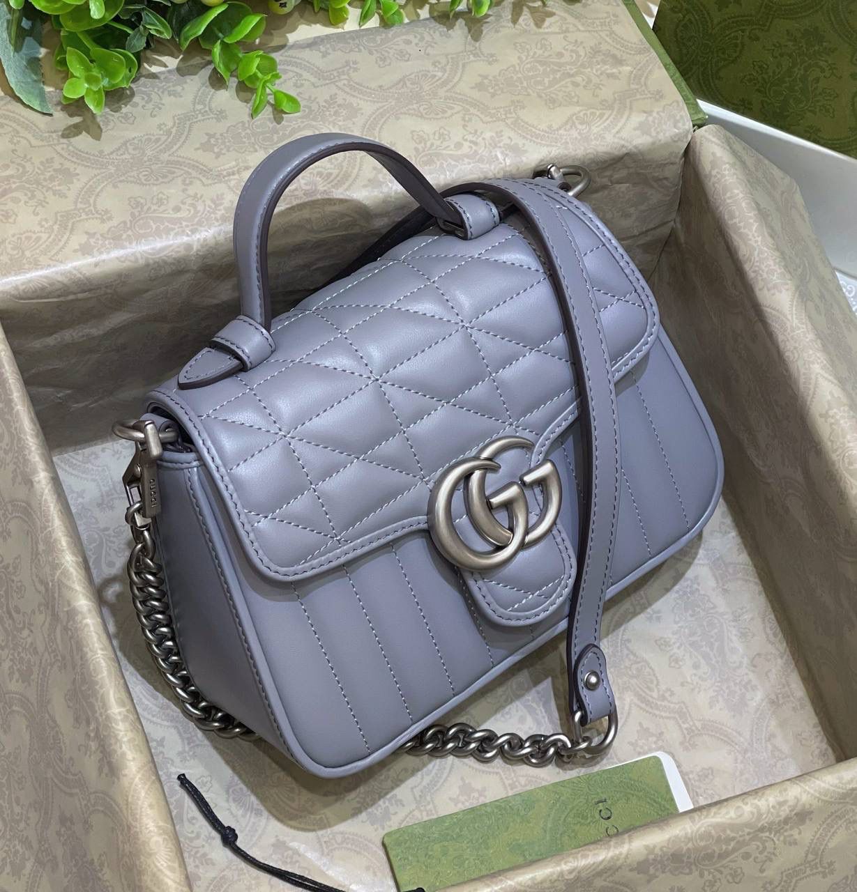 ✈️✈️✈️ 🔥𝙈𝙖𝙧𝙢𝙤𝙣𝙩 菱格原厂皮# ▫️型号583571 ▫️尺寸 21*15.5*8cm G家新款系竖菱格主题，焕新演绎经典造型，选用原厂牛皮材质，饰带银灰色双G，可拆卸金属链肩带设计，可令手提包轻松转换成肩背包，打造多种携带选择。