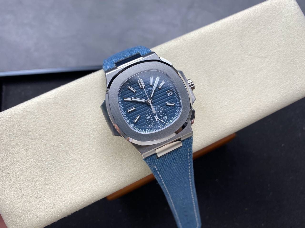 V2版真功能🌐真小秒！3K工厂 百达翡丽鹦鹉螺5980/1A-014多功能计时腕表V2版本，真小秒、真功能！【表壳】腕表尺寸40.5毫米，同正品一致的枕型表壳采用正面拉丝，侧面抛光的两种工艺组合，层次感分明，质感十足。尽显精湛工艺。【表带】采用原装表带一比一量身打造，每节表带的中央抛光部位，都能呈现钻石的形状，尽显高级质感。【机芯】3K厂采用定制版PP.CH28-520机芯，完美还原正品，时分秒，日期，和计时大秒功能。3K匠心之作，欢迎各位表友品鉴🌐